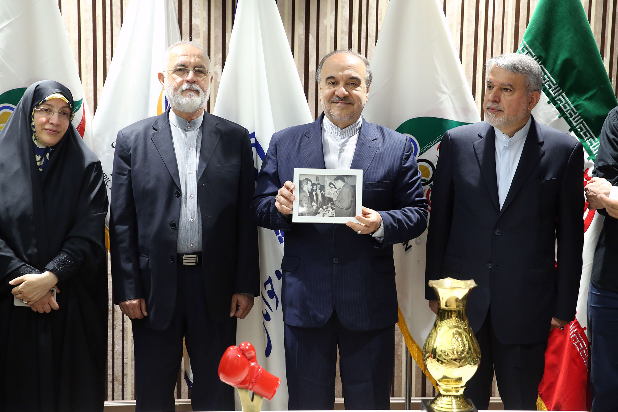 مراسم اهدا مدال و کاپ افتخارآفرینان ورزش کشور به موزه المپیک و پارالمپیک -- 13