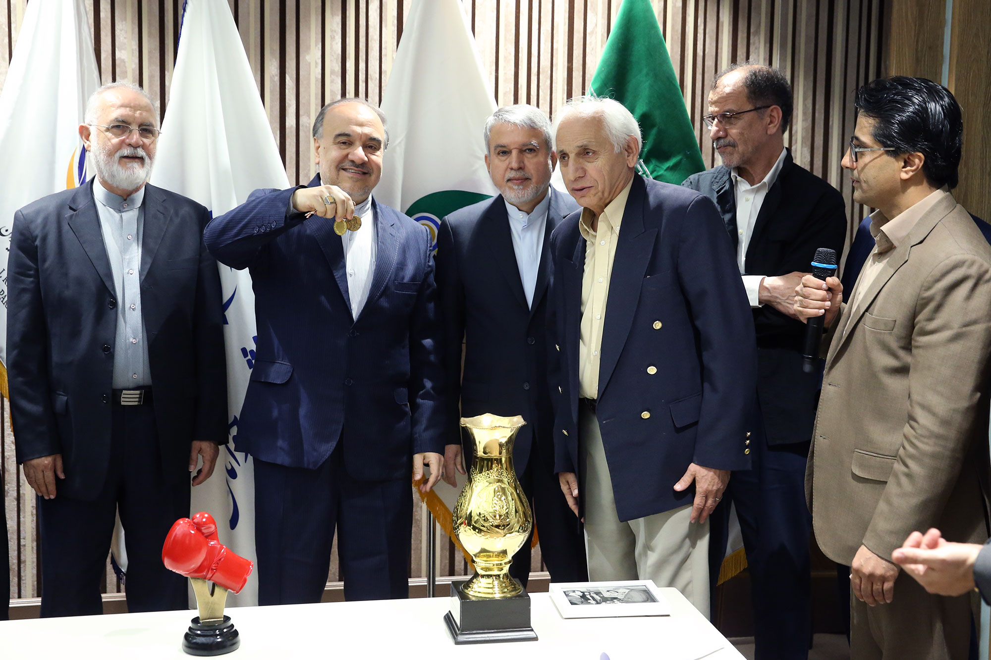 مراسم اهدا مدال و کاپ افتخارآفرینان ورزش کشور به موزه المپیک و پارالمپیک -- 14