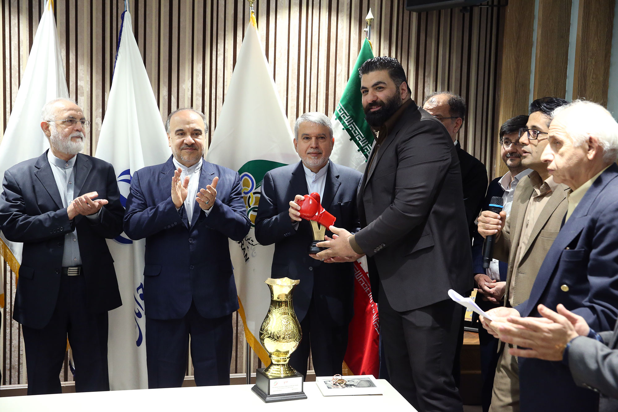 مراسم اهدا مدال و کاپ افتخارآفرینان ورزش کشور به موزه المپیک و پارالمپیک -- 15
