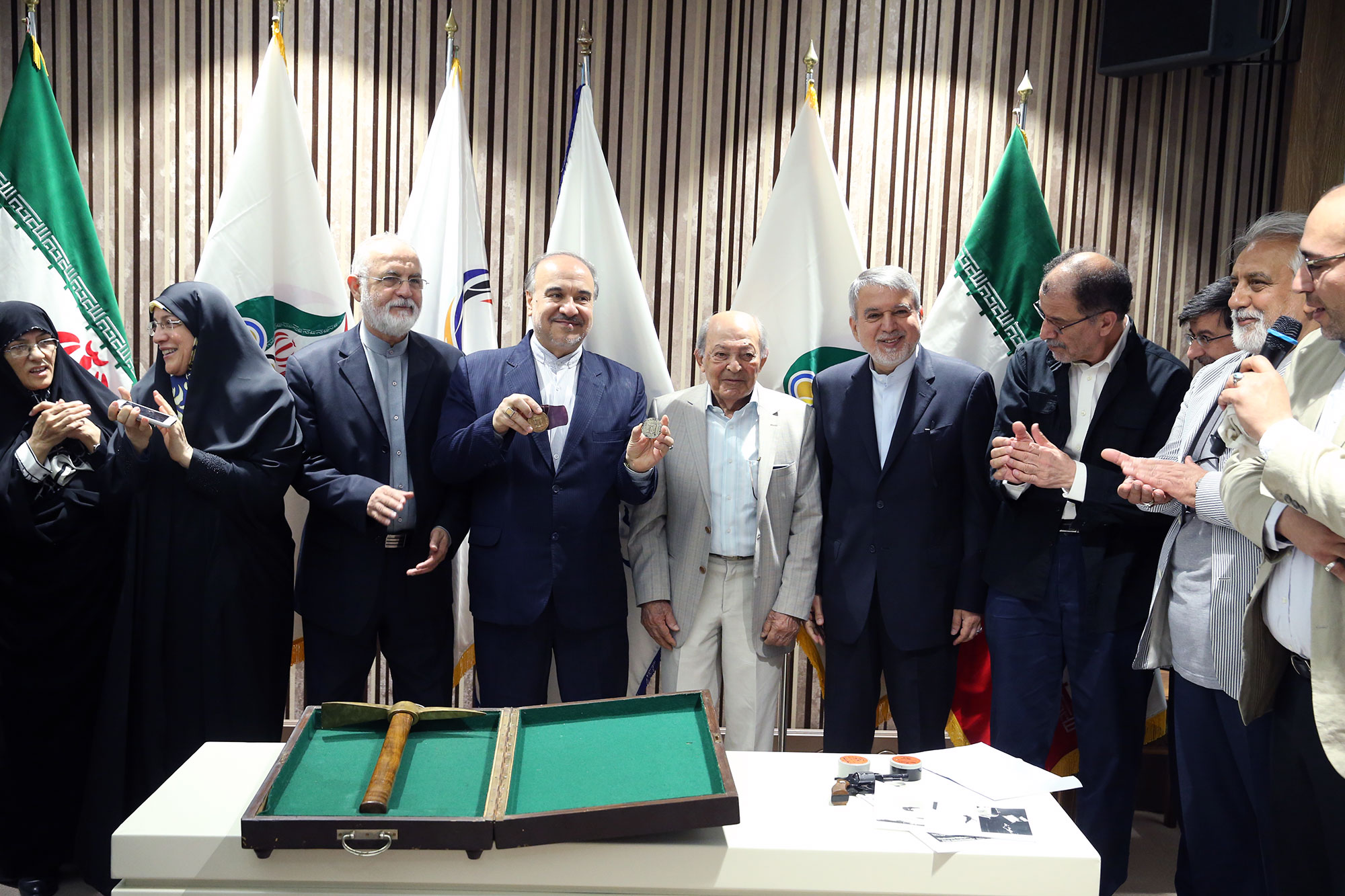 مراسم اهدا مدال و کاپ افتخارآفرینان ورزش کشور به موزه المپیک و پارالمپیک -- 19