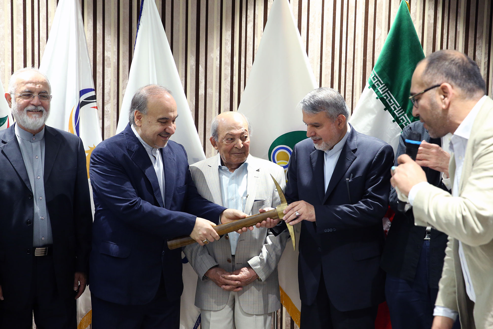 مراسم اهدا مدال و کاپ افتخارآفرینان ورزش کشور به موزه المپیک و پارالمپیک -- 20