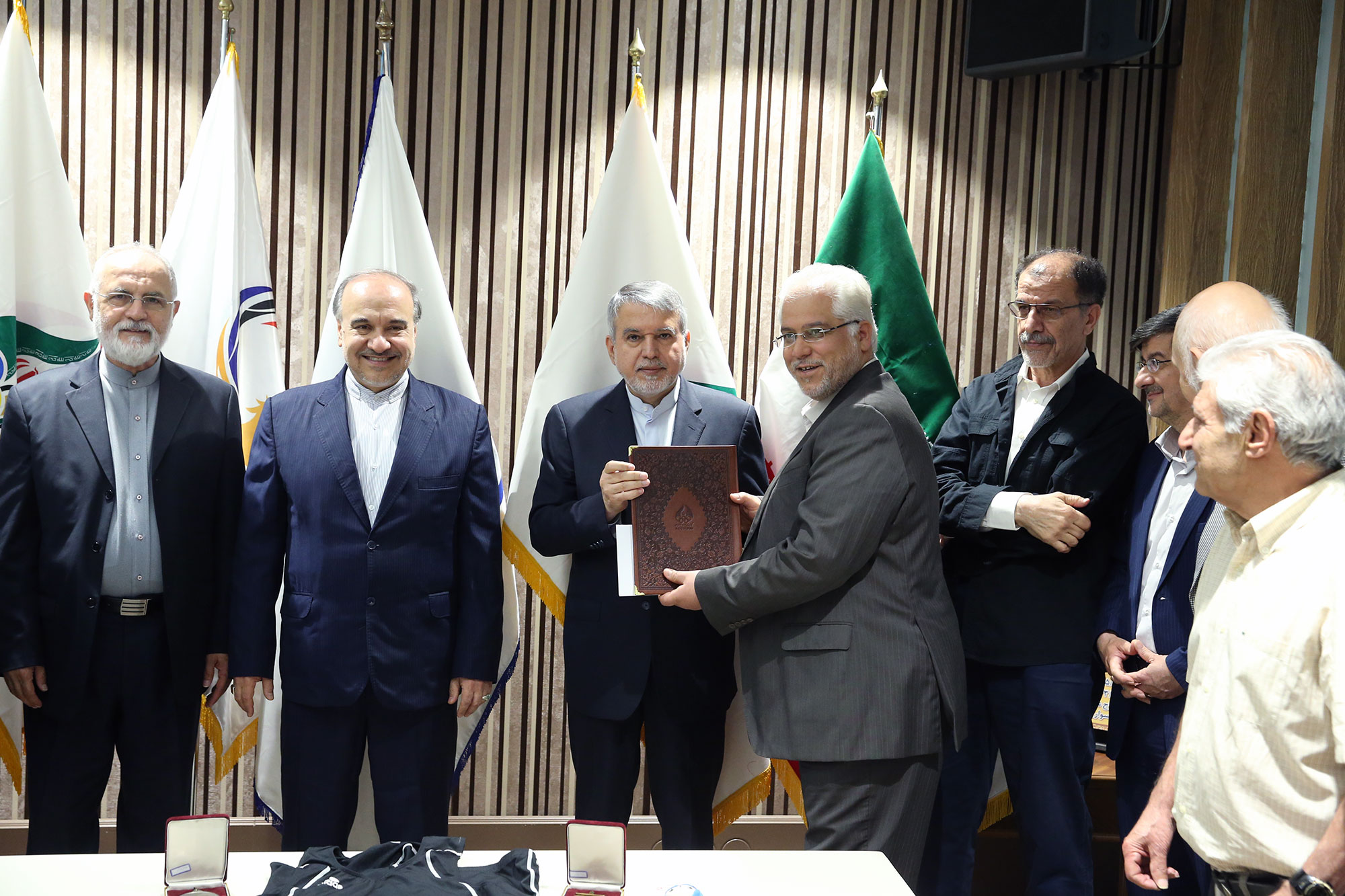 مراسم اهدا مدال و کاپ افتخارآفرینان ورزش کشور به موزه المپیک و پارالمپیک -- 22