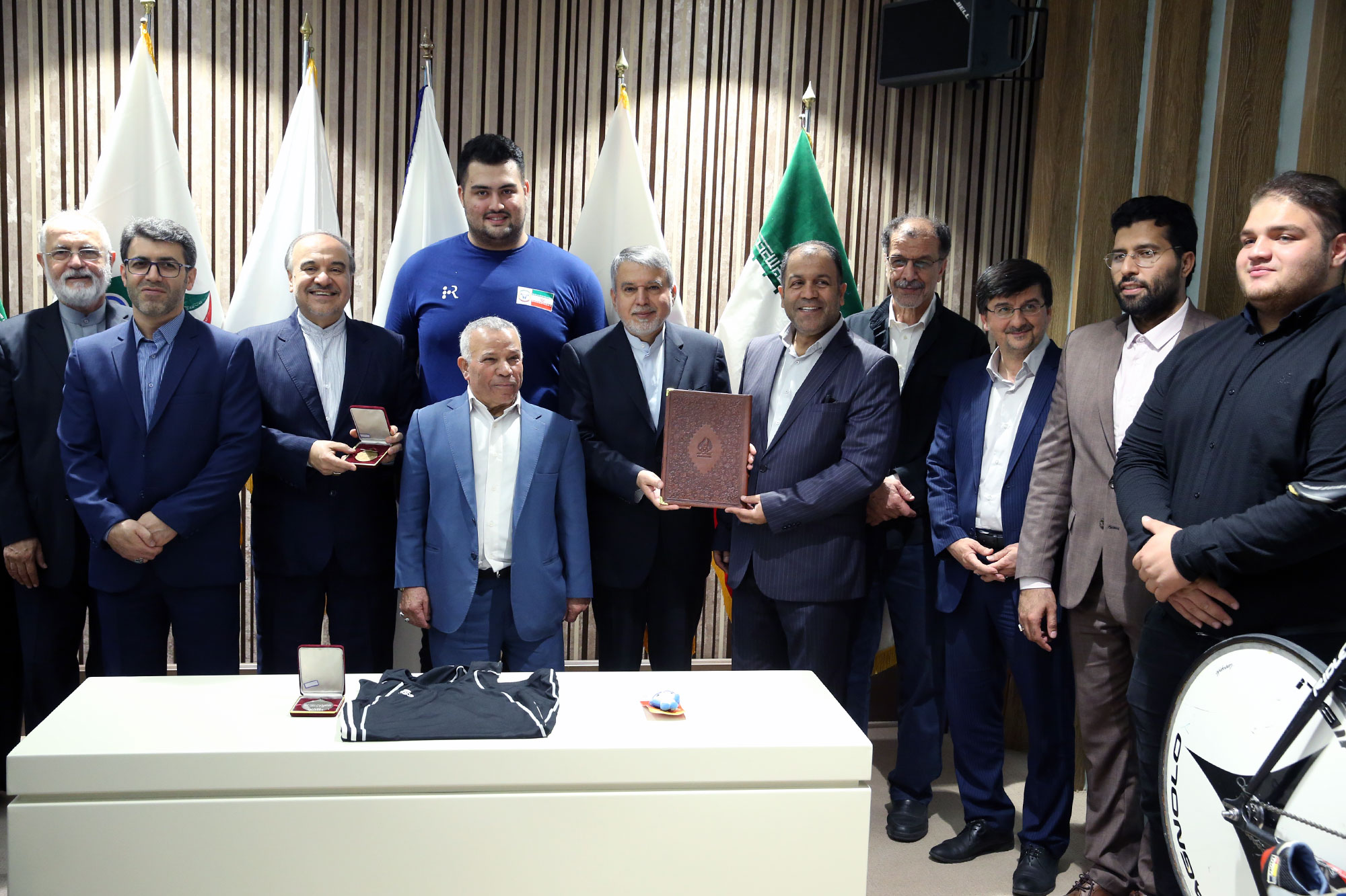 مراسم اهدا مدال و کاپ افتخارآفرینان ورزش کشور به موزه المپیک و پارالمپیک -- 24