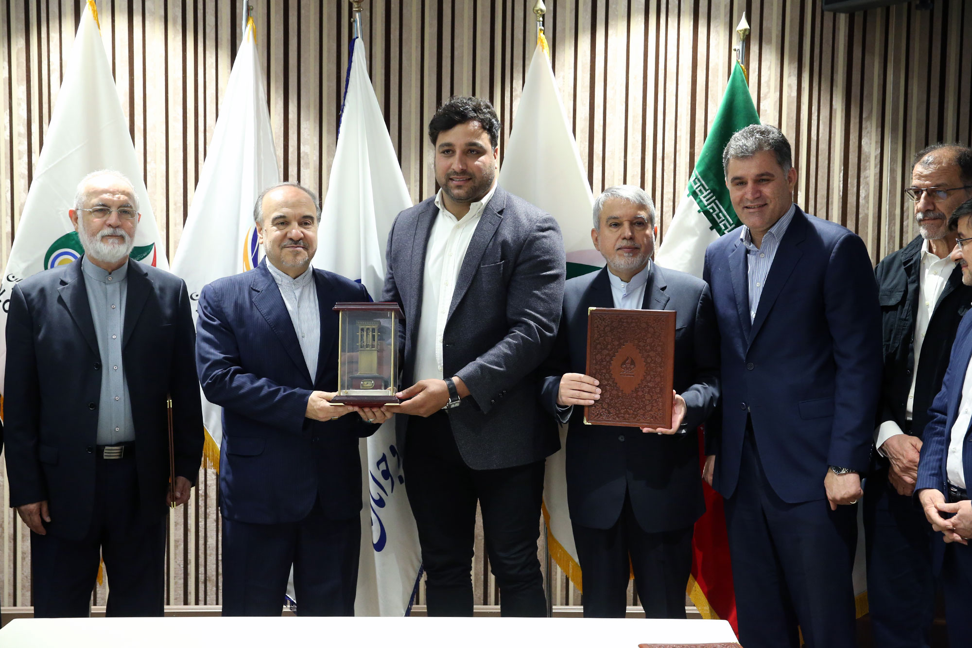 مراسم اهدا مدال و کاپ افتخارآفرینان ورزش کشور به موزه المپیک و پارالمپیک -- 25