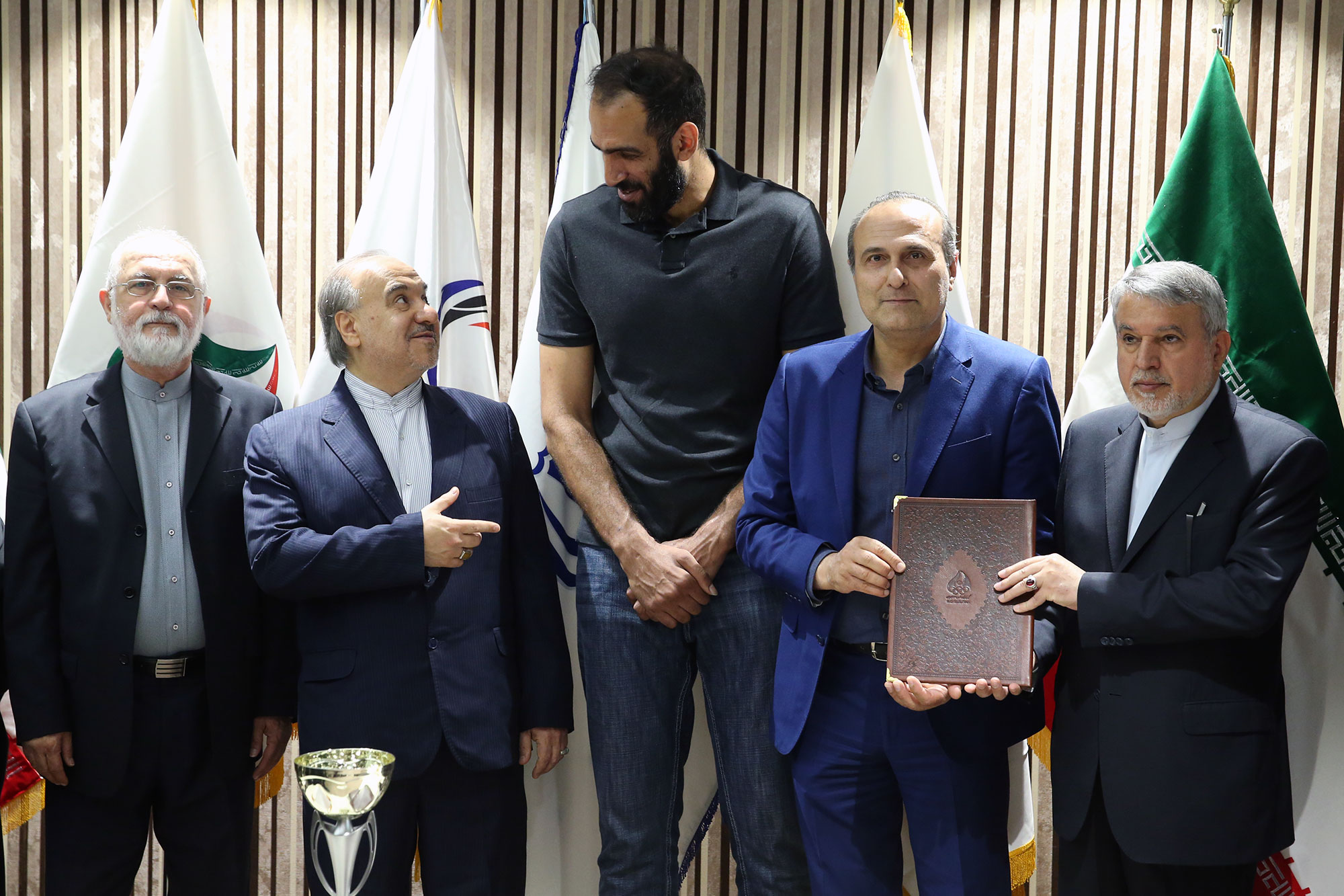 مراسم اهدا مدال و کاپ افتخارآفرینان ورزش کشور به موزه المپیک و پارالمپیک -- 26