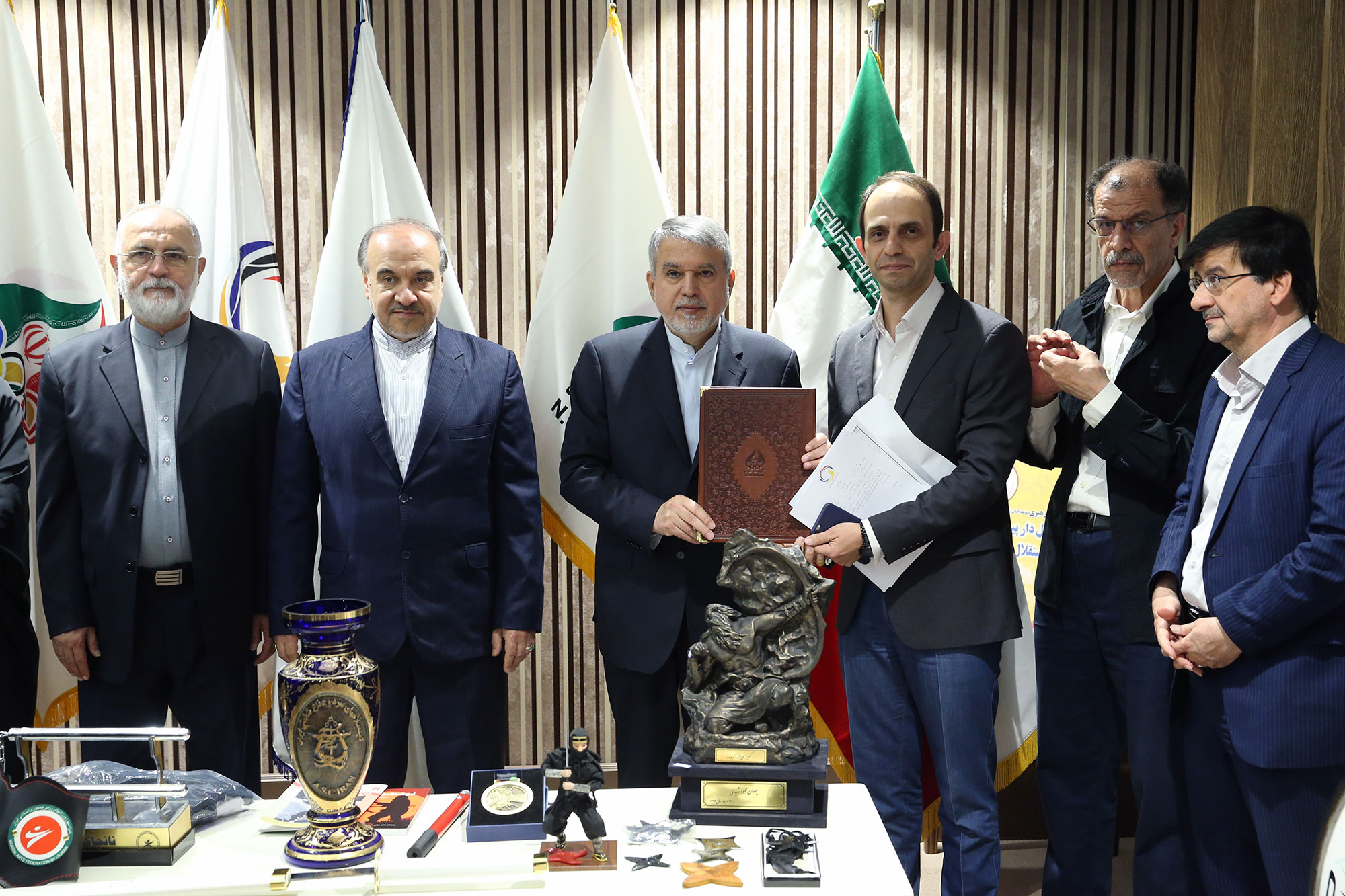 مراسم اهدا مدال و کاپ افتخارآفرینان ورزش کشور به موزه المپیک و پارالمپیک -- 30