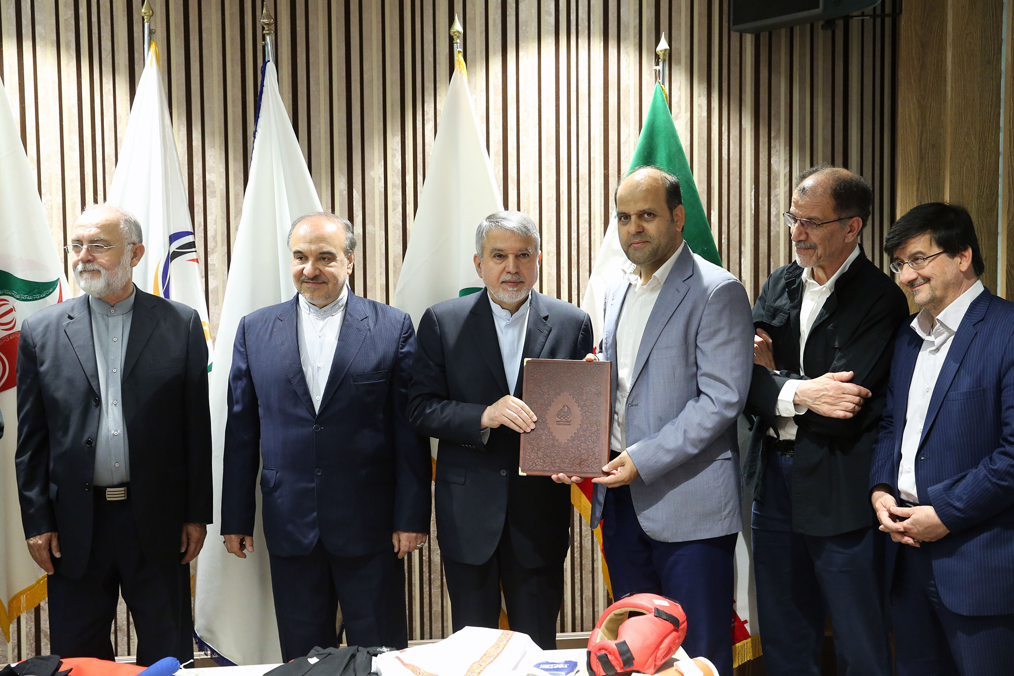 مراسم اهدا مدال و کاپ افتخارآفرینان ورزش کشور به موزه المپیک و پارالمپیک -- 32