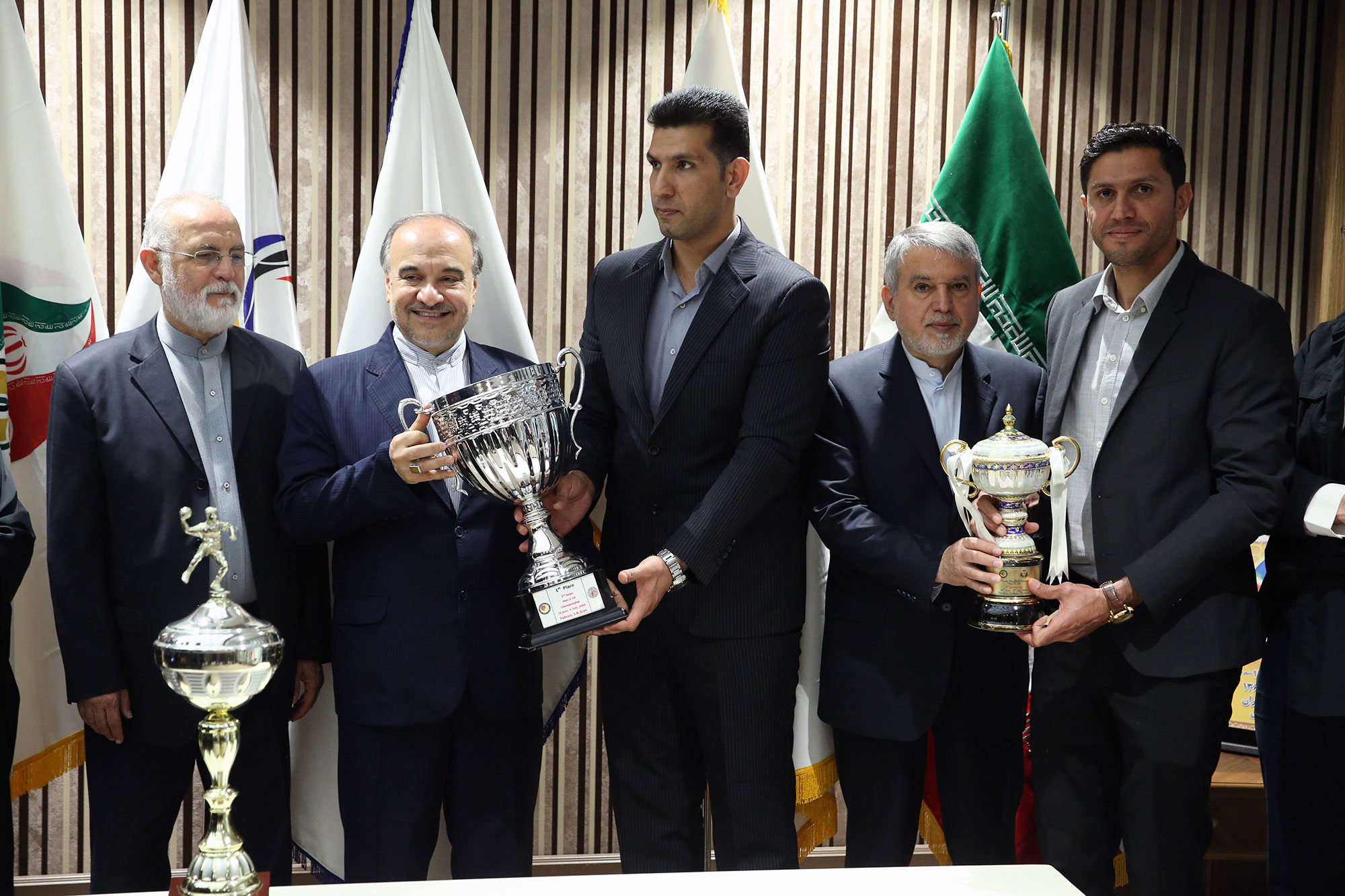 مراسم اهدا مدال و کاپ افتخارآفرینان ورزش کشور به موزه المپیک و پارالمپیک -- 35