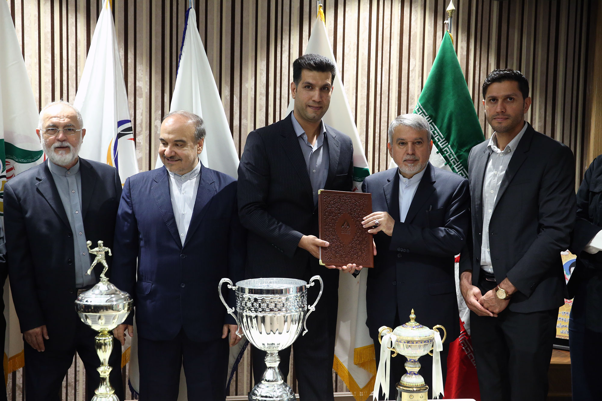 مراسم اهدا مدال و کاپ افتخارآفرینان ورزش کشور به موزه المپیک و پارالمپیک -- 36