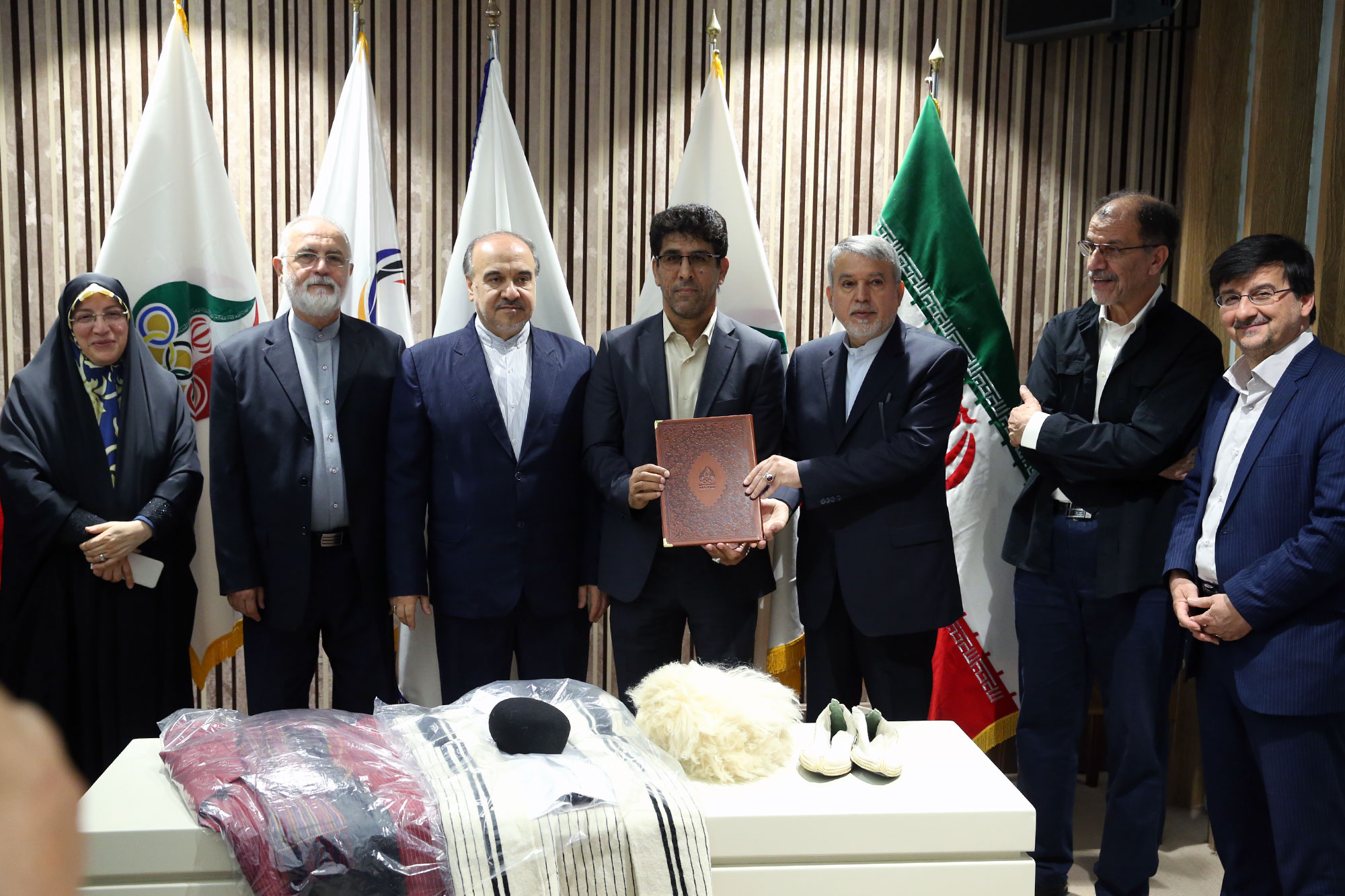 مراسم اهدا مدال و کاپ افتخارآفرینان ورزش کشور به موزه المپیک و پارالمپیک -- 37