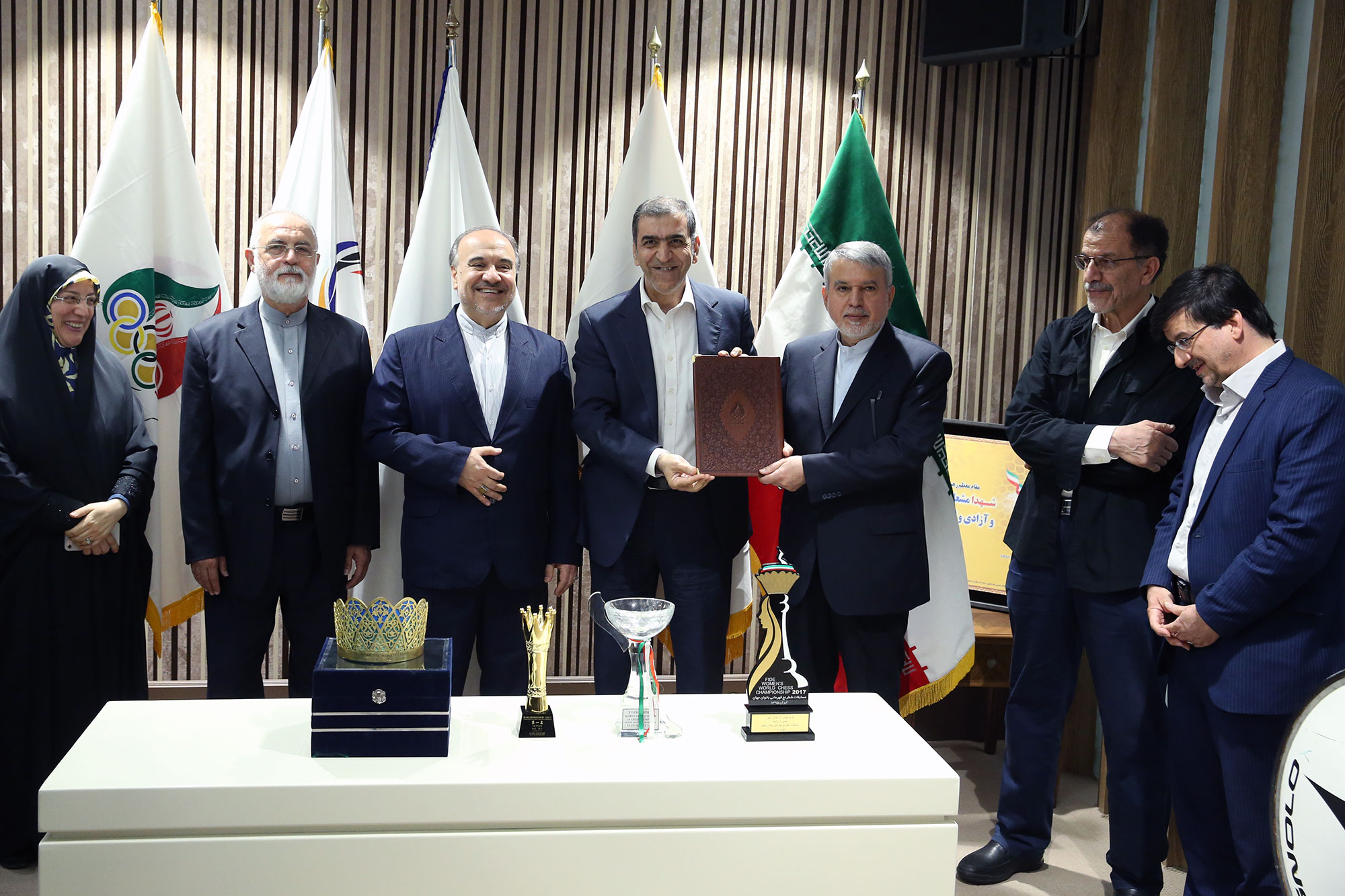 مراسم اهدا مدال و کاپ افتخارآفرینان ورزش کشور به موزه المپیک و پارالمپیک -- 42