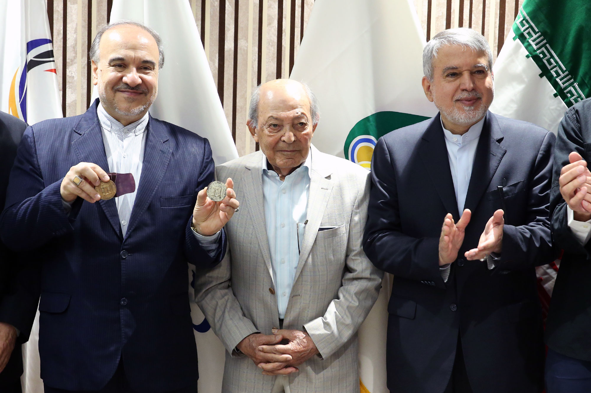 مراسم اهدا مدال و کاپ افتخارآفرینان ورزش کشور به موزه المپیک و پارالمپیک -- 49