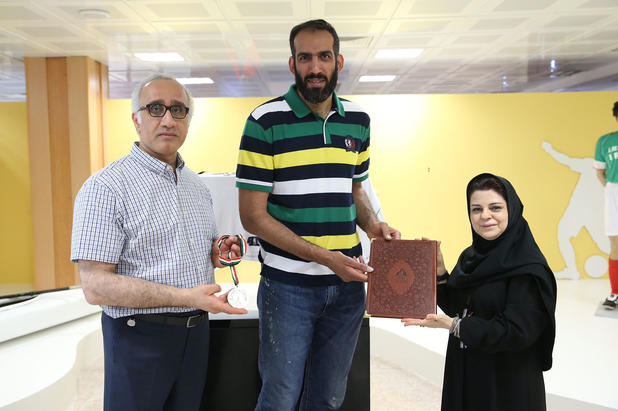 اهدا مدال و لباس حامد حدادی به موزه المپیک و پارالمپیک 1