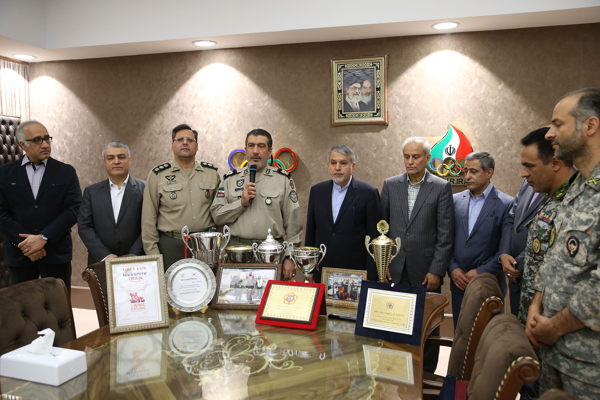 مراسم اهدا مدال و کاپ افتخارآفرینان ورزش کشور به موزه المپیک و پارالمپیک-. 1