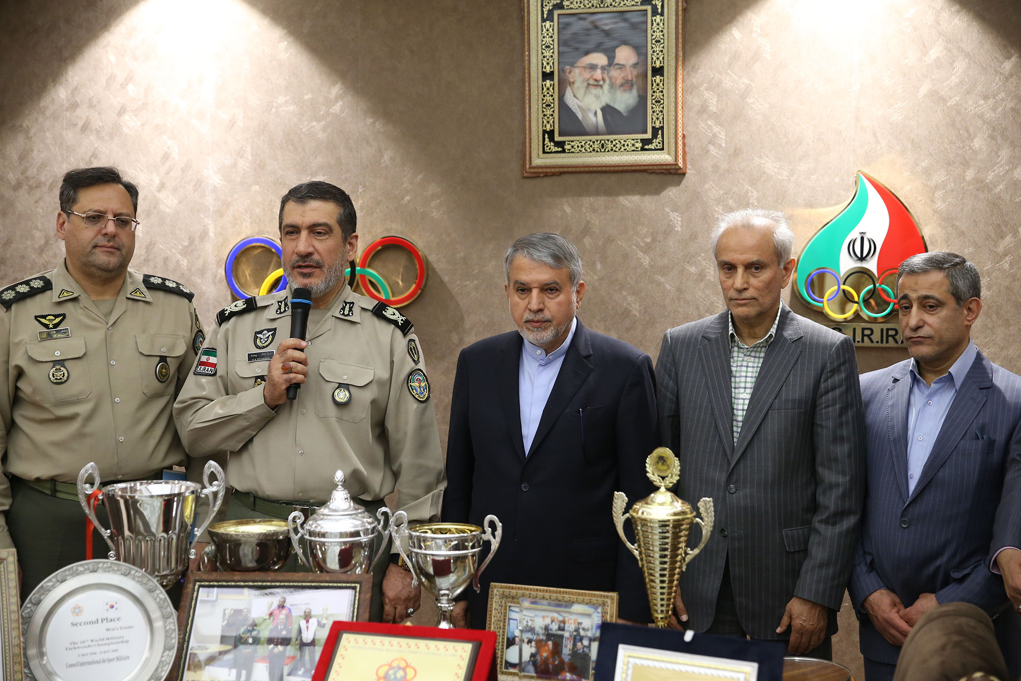 مراسم اهدا مدال و کاپ افتخارآفرینان ورزش کشور به موزه المپیک و پارالمپیک-. 2