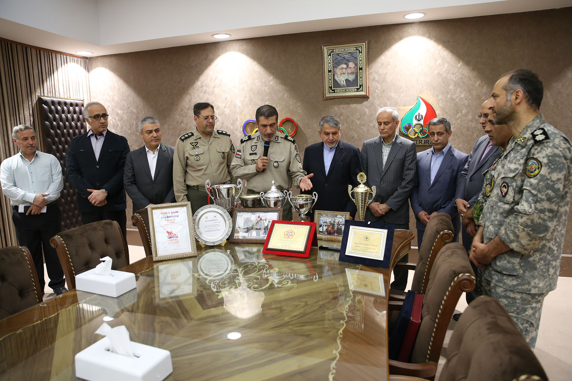 مراسم اهدا مدال و کاپ افتخارآفرینان ورزش کشور به موزه المپیک و پارالمپیک-. 3