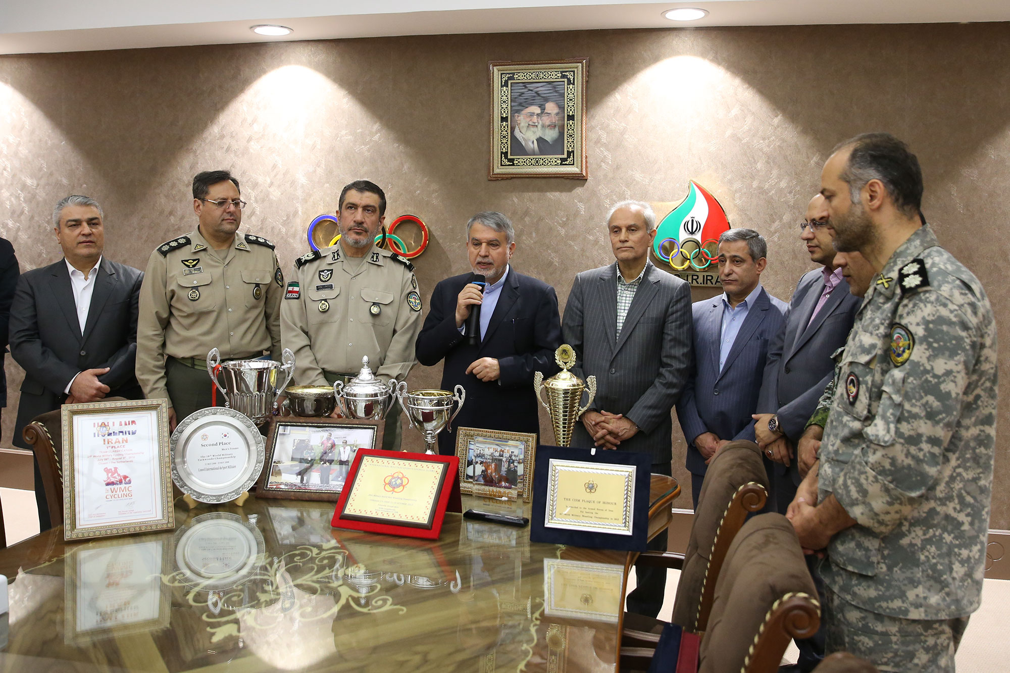 مراسم اهدا مدال و کاپ افتخارآفرینان ورزش کشور به موزه المپیک و پارالمپیک-. 6