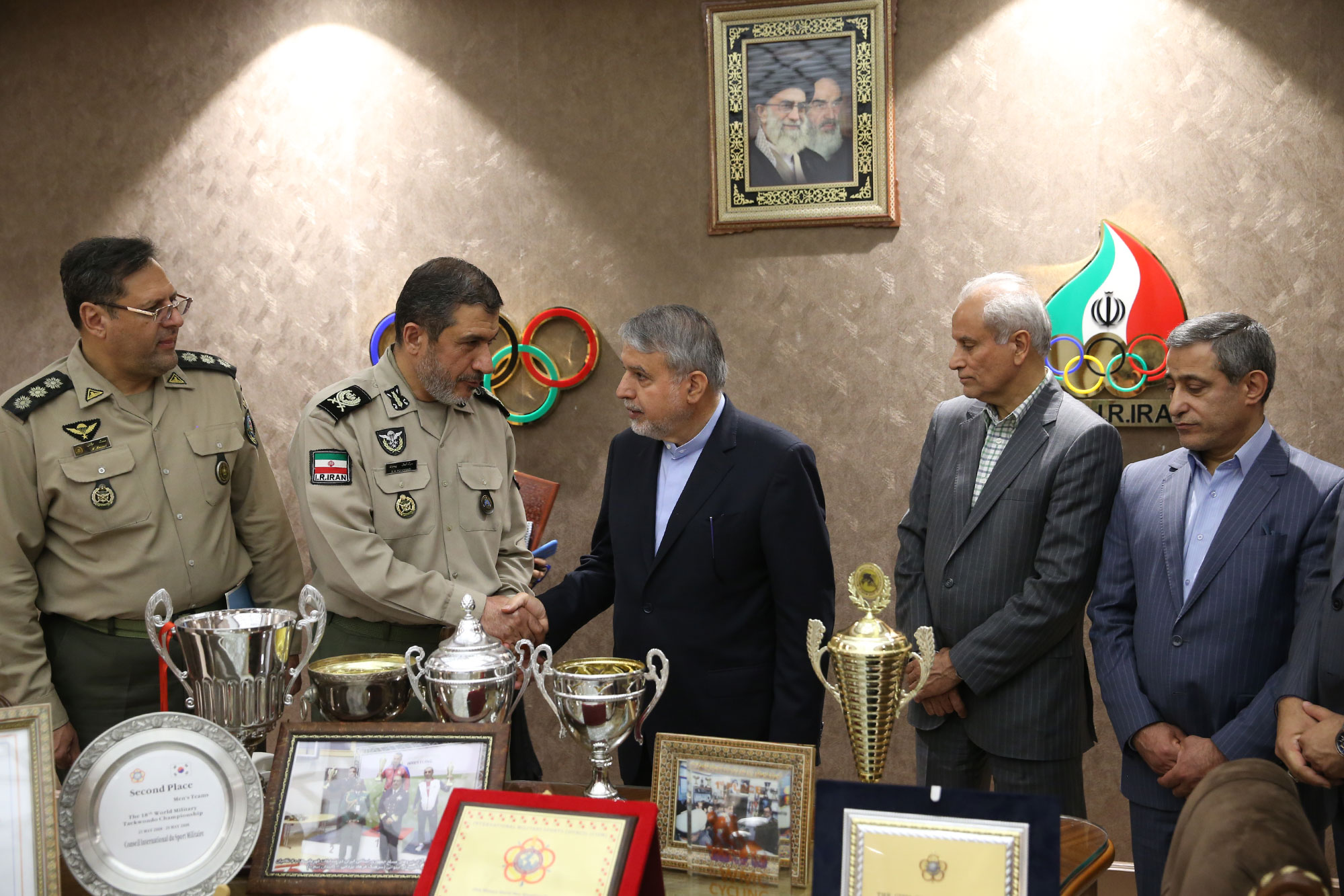 مراسم اهدا مدال و کاپ افتخارآفرینان ورزش کشور به موزه المپیک و پارالمپیک-. 8