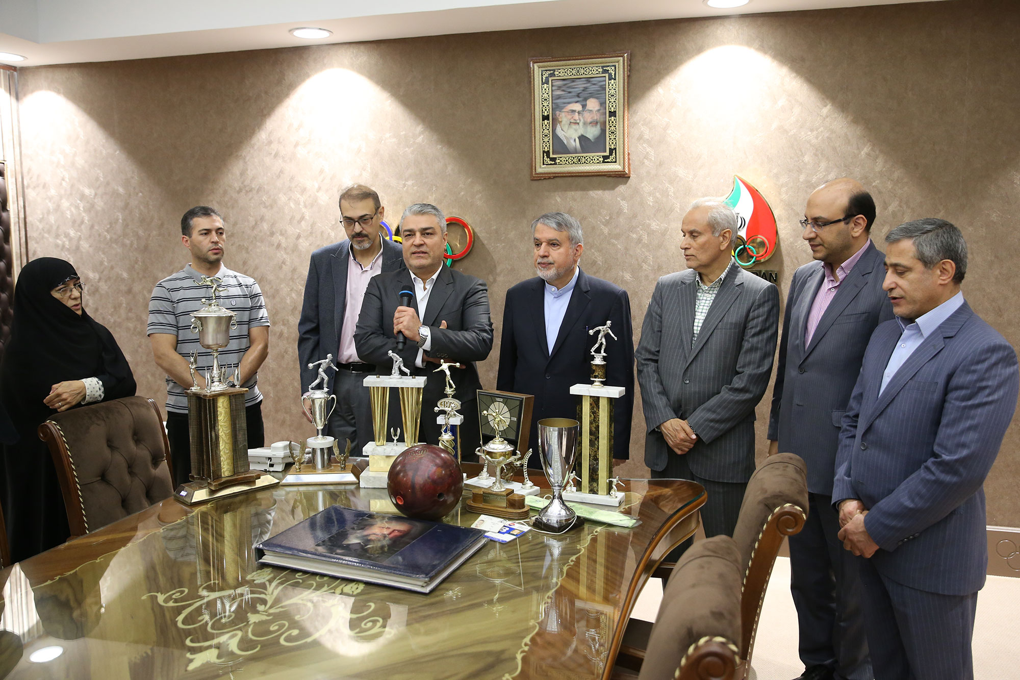 مراسم اهدا مدال و کاپ افتخارآفرینان ورزش کشور به موزه المپیک و پارالمپیک-. 10