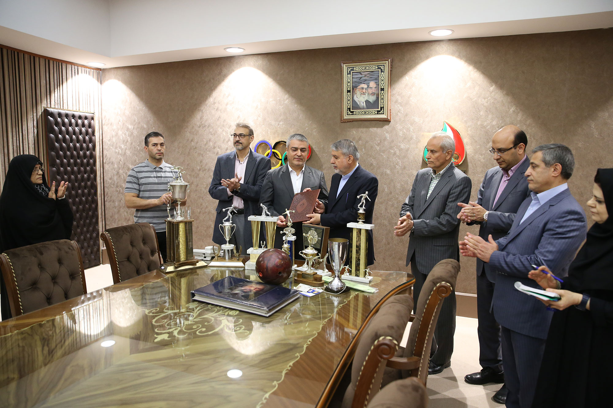 مراسم اهدا مدال و کاپ افتخارآفرینان ورزش کشور به موزه المپیک و پارالمپیک-. 17