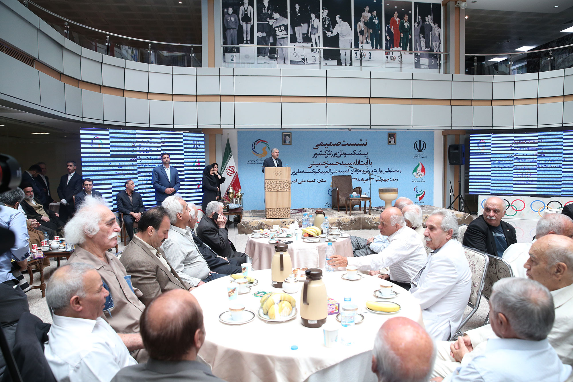 نشست صمیمی پبشکسوتان ورزشی کشور با آیت الله سید حسن خمینی،مسوولان وزارت ورزش و جوانان و کمیته ملی المپیک و پارالمپیک 1