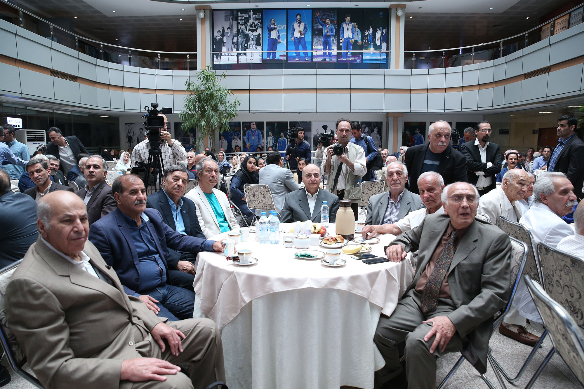 نشست صمیمی پبشکسوتان ورزشی کشور با آیت الله سید حسن خمینی،مسوولان وزارت ورزش و جوانان و کمیته ملی المپیک و پارالمپیک 2