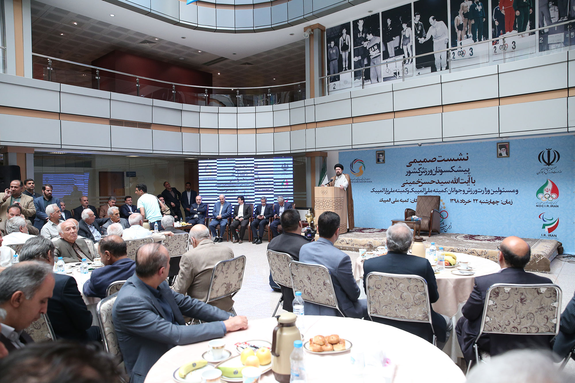نشست صمیمی پبشکسوتان ورزشی کشور با آیت الله سید حسن خمینی،مسوولان وزارت ورزش و جوانان و کمیته ملی المپیک و پارالمپیک 13