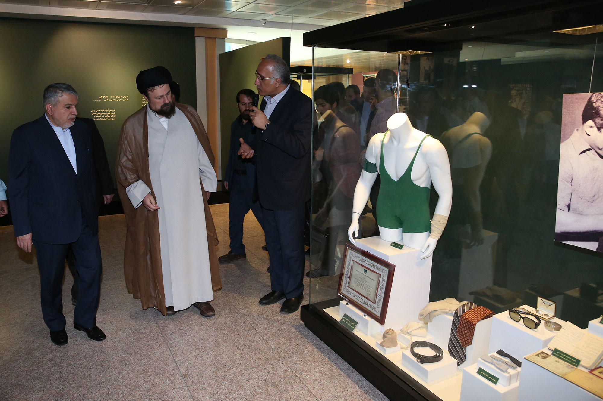 نشست صمیمی پبشکسوتان ورزشی کشور با آیت الله سید حسن خمینی،مسوولان وزارت ورزش و جوانان و کمیته ملی المپیک و پارالمپیک 32