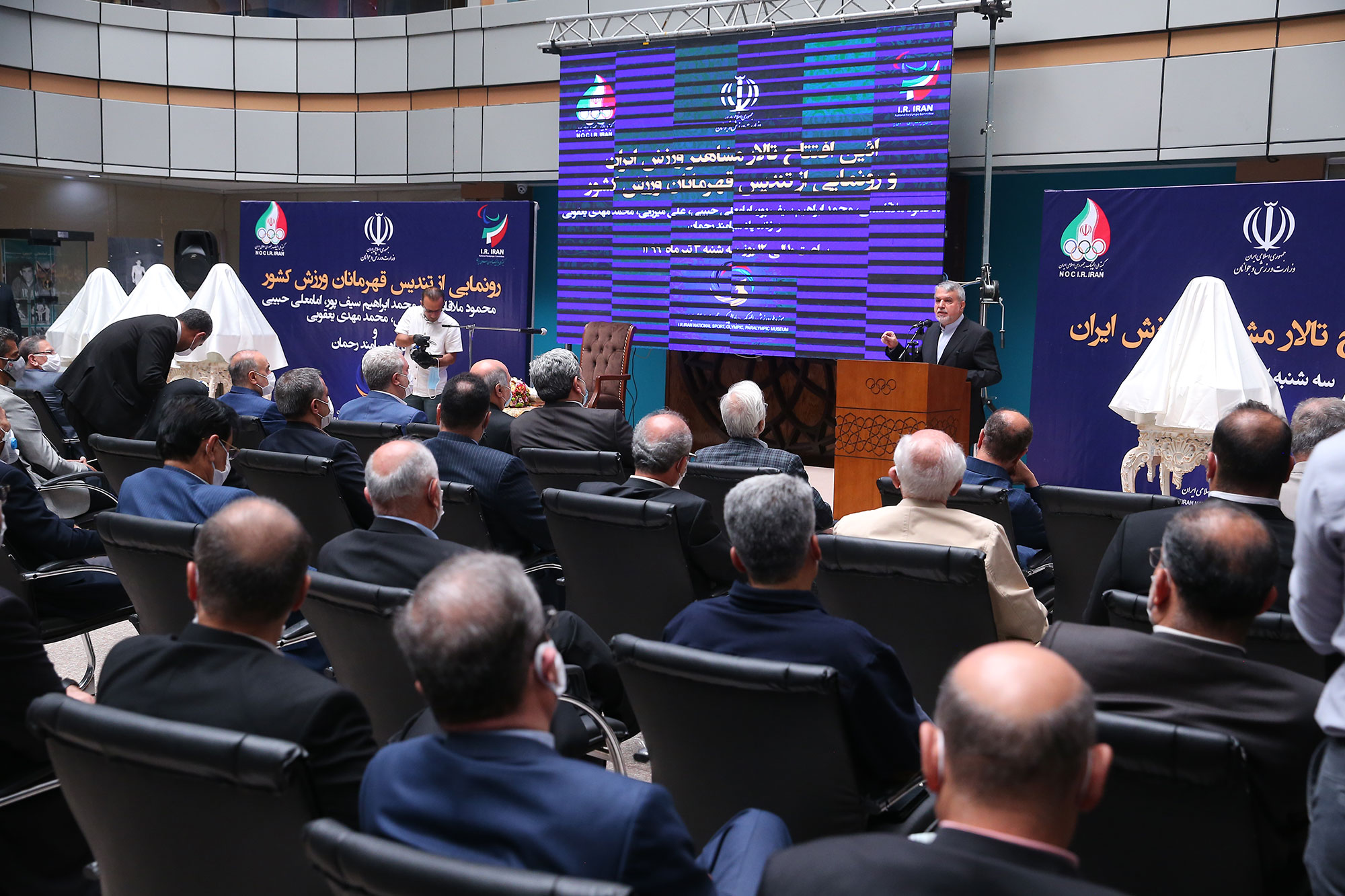 آیین افتتاح تالار مشاهیر ورزش ایران و رونمایی از تندیس قهرمانان ورزش کشور 44