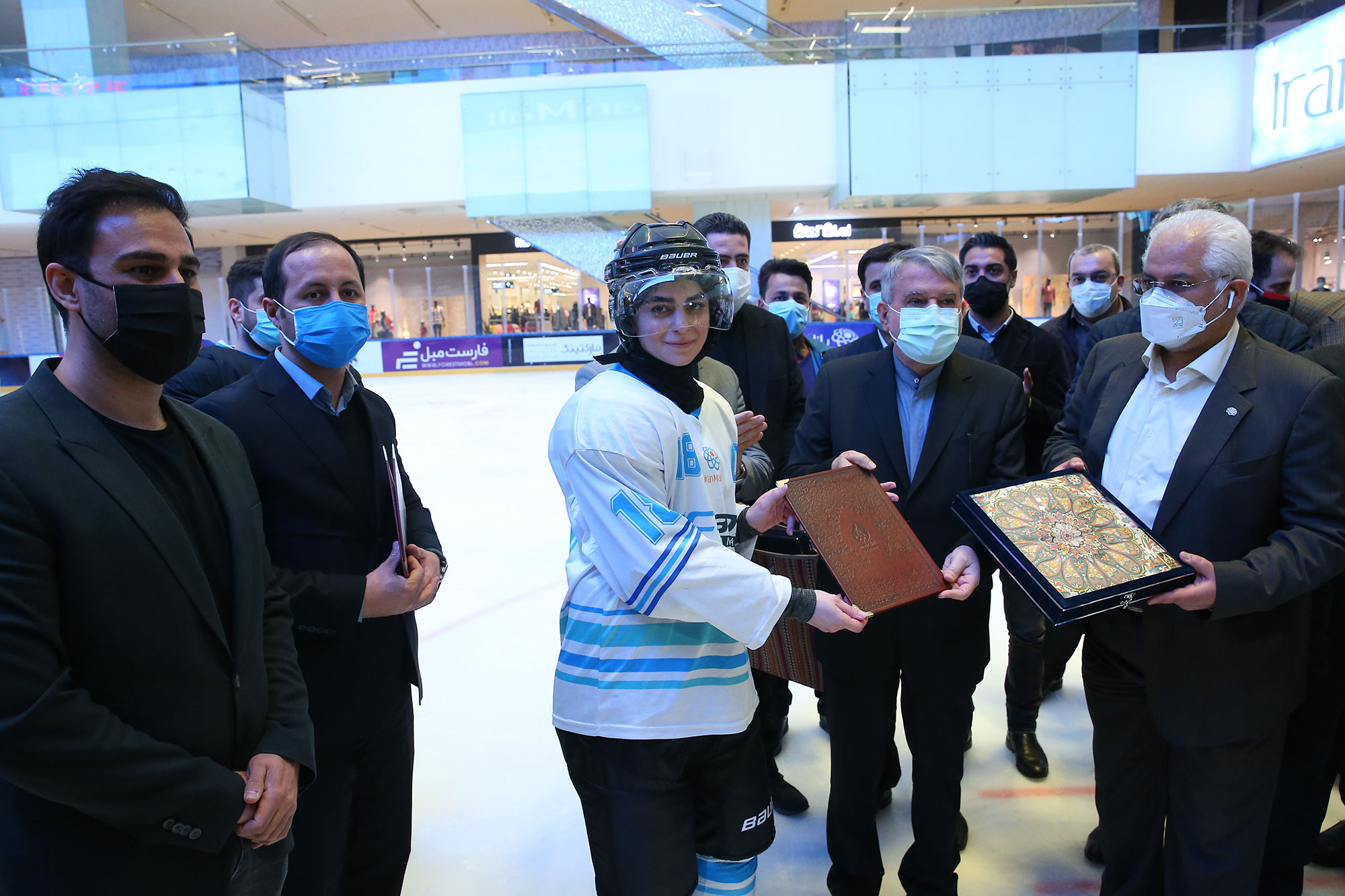 بازدید از تیم ملی هاکی روی یخ و افتتاح سالن بولینگ بازار بزرگ ایران 8