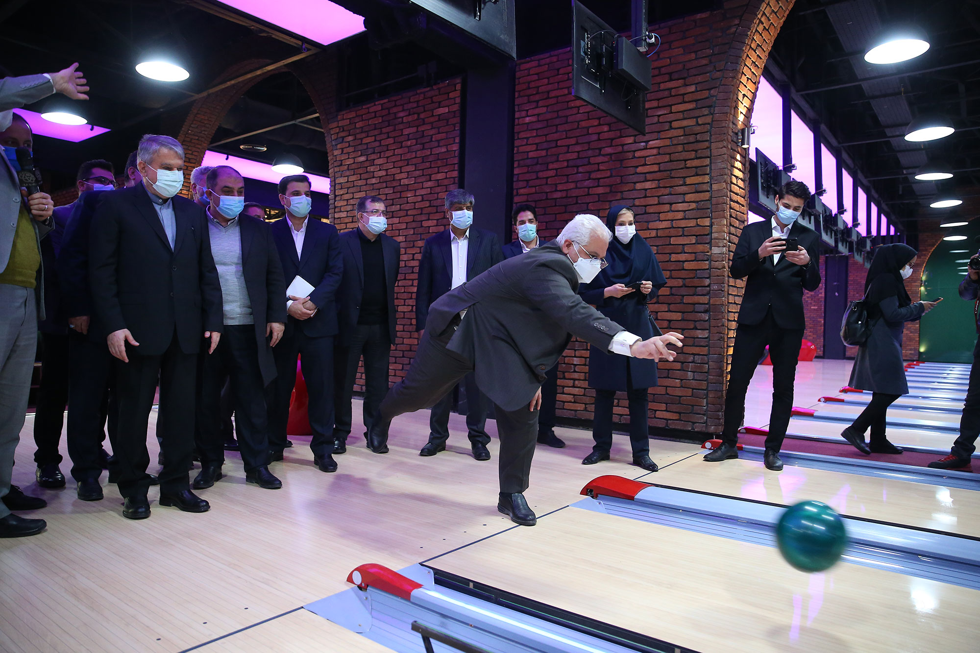 بازدید از تیم ملی هاکی روی یخ و افتتاح سالن بولینگ بازار بزرگ ایران 14