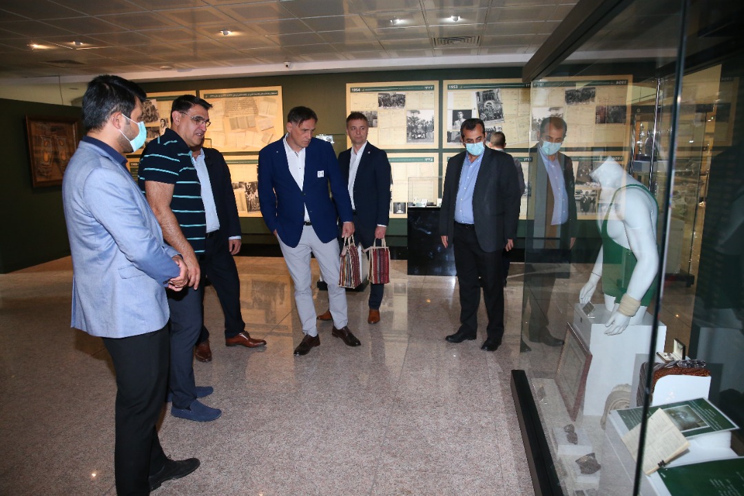 بازدید عضو مجارستانی هیئت رئیسه اتحادیه جهانی کشتی و همراهان از موزه ملی ورزش