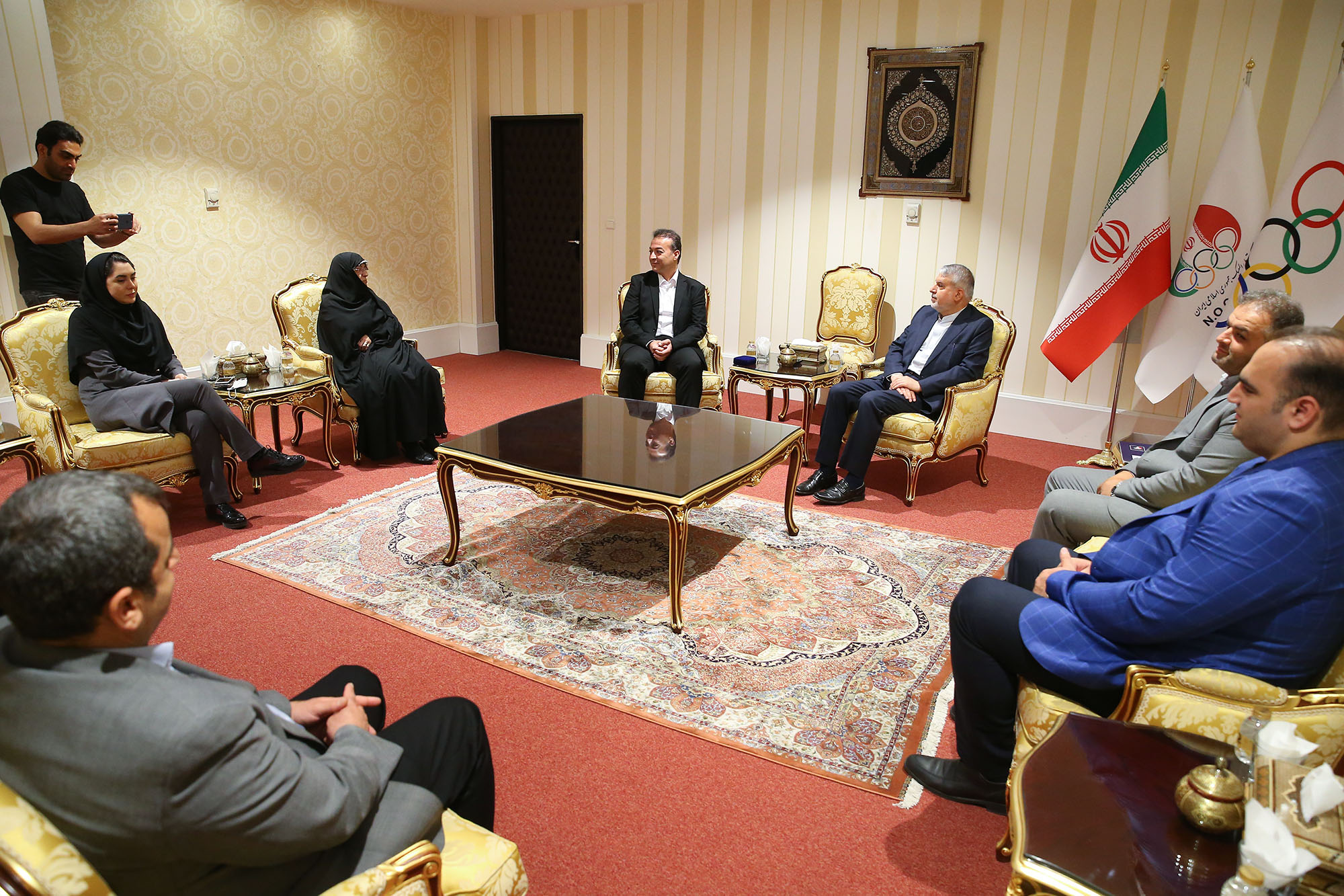 اهدا مدال طلای بازی های آسیایی هیروشیما توسط فریبرز عسگری  1