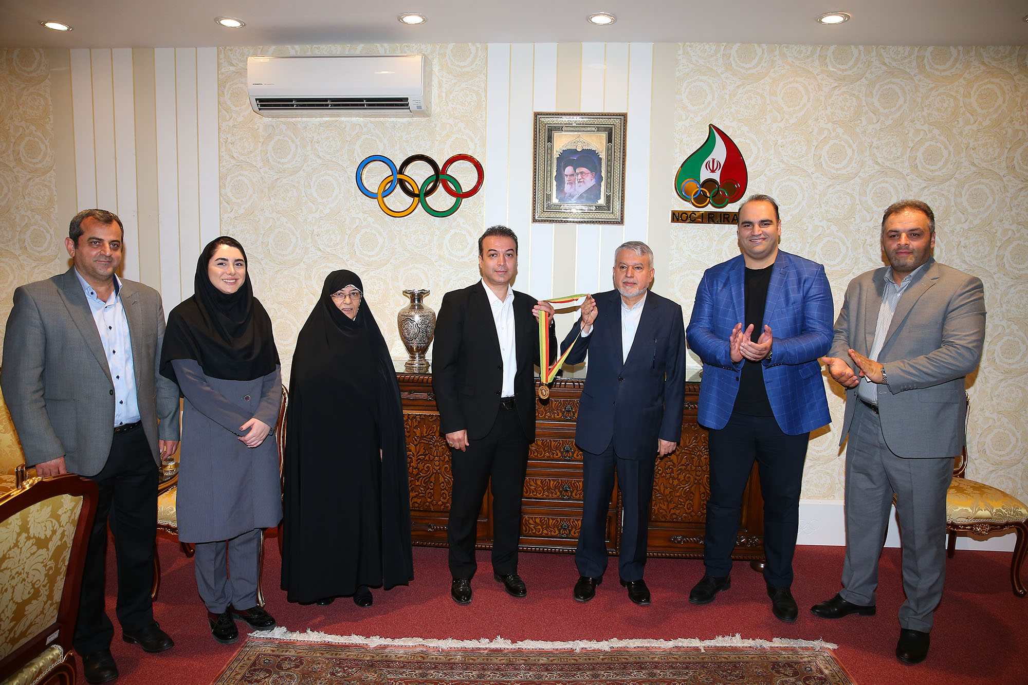 اهدا مدال طلای بازی های آسیایی هیروشیما توسط فریبرز عسگری  8