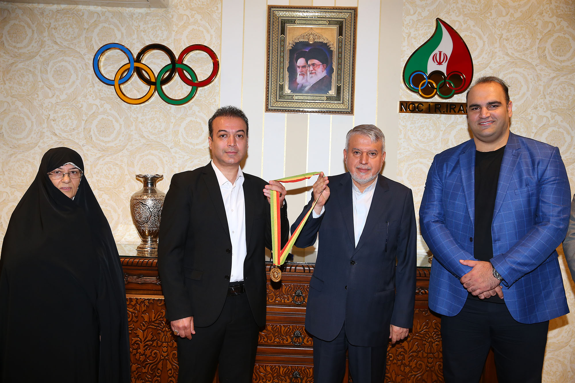 اهدا مدال طلای بازی های آسیایی هیروشیما توسط فریبرز عسگری  9