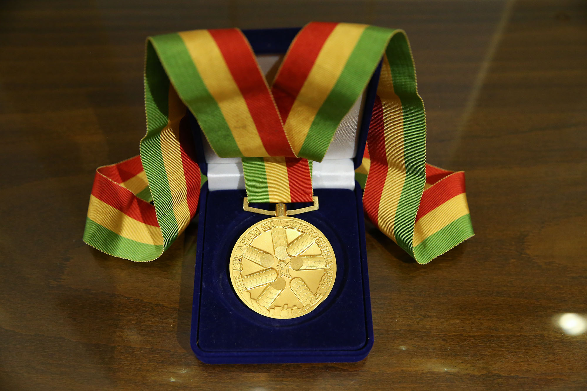 اهدا مدال طلای بازی های آسیایی هیروشیما توسط فریبرز عسگری  13