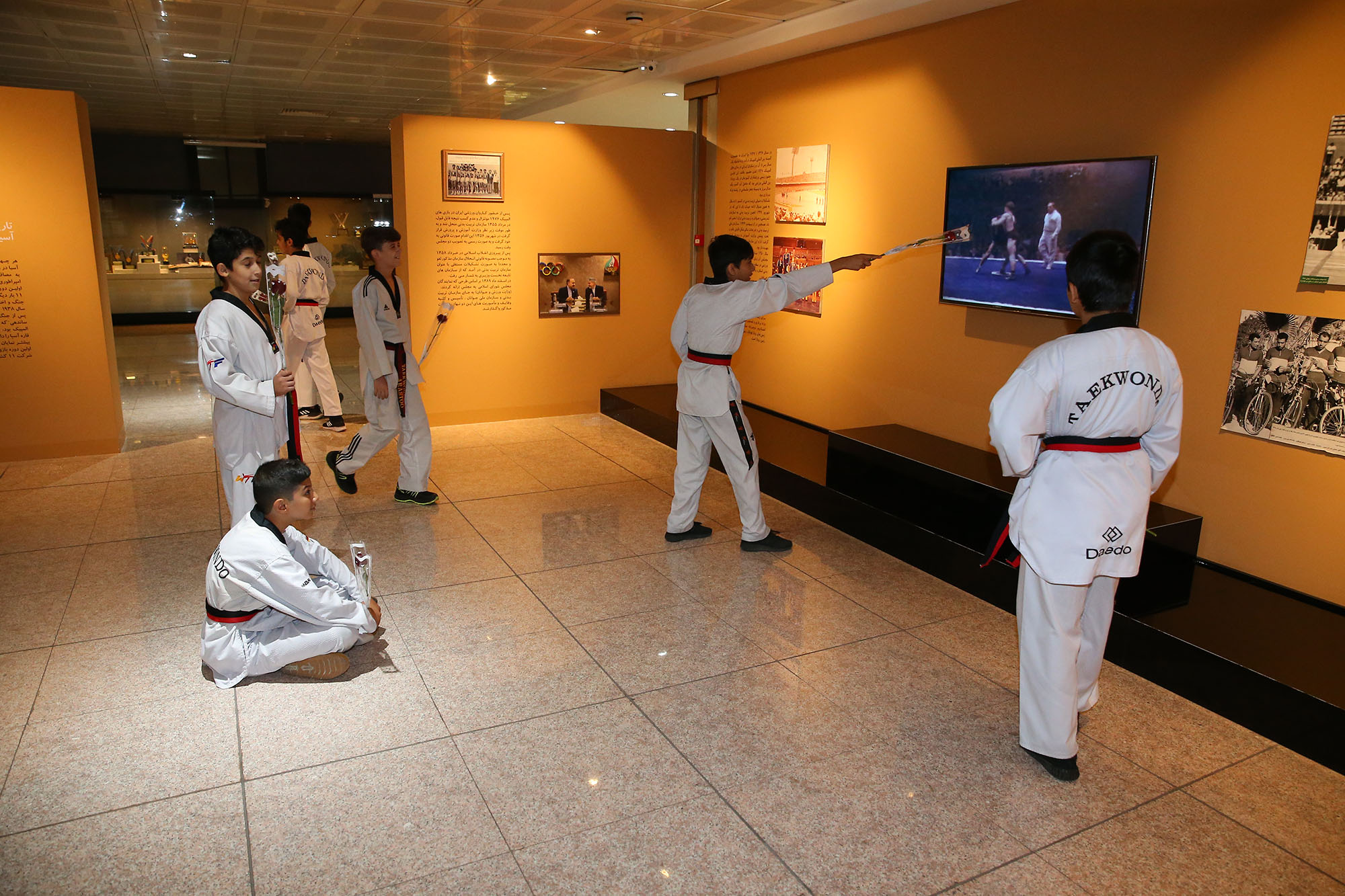 بازدید مسولان و ورزشکاران تکواندو استان تهران از موزه ملی ورزش، المپیک و پارالمپیک 15
