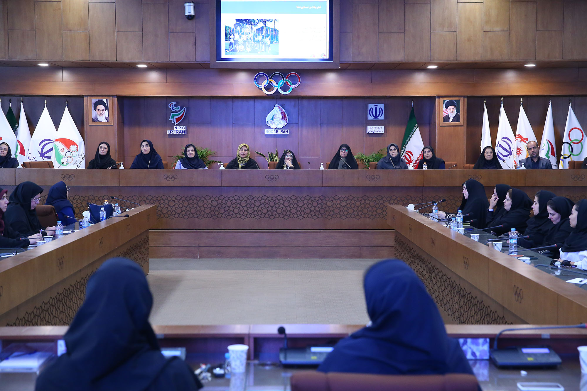 دوره مدیریت رهبری در ورزش زنان 1