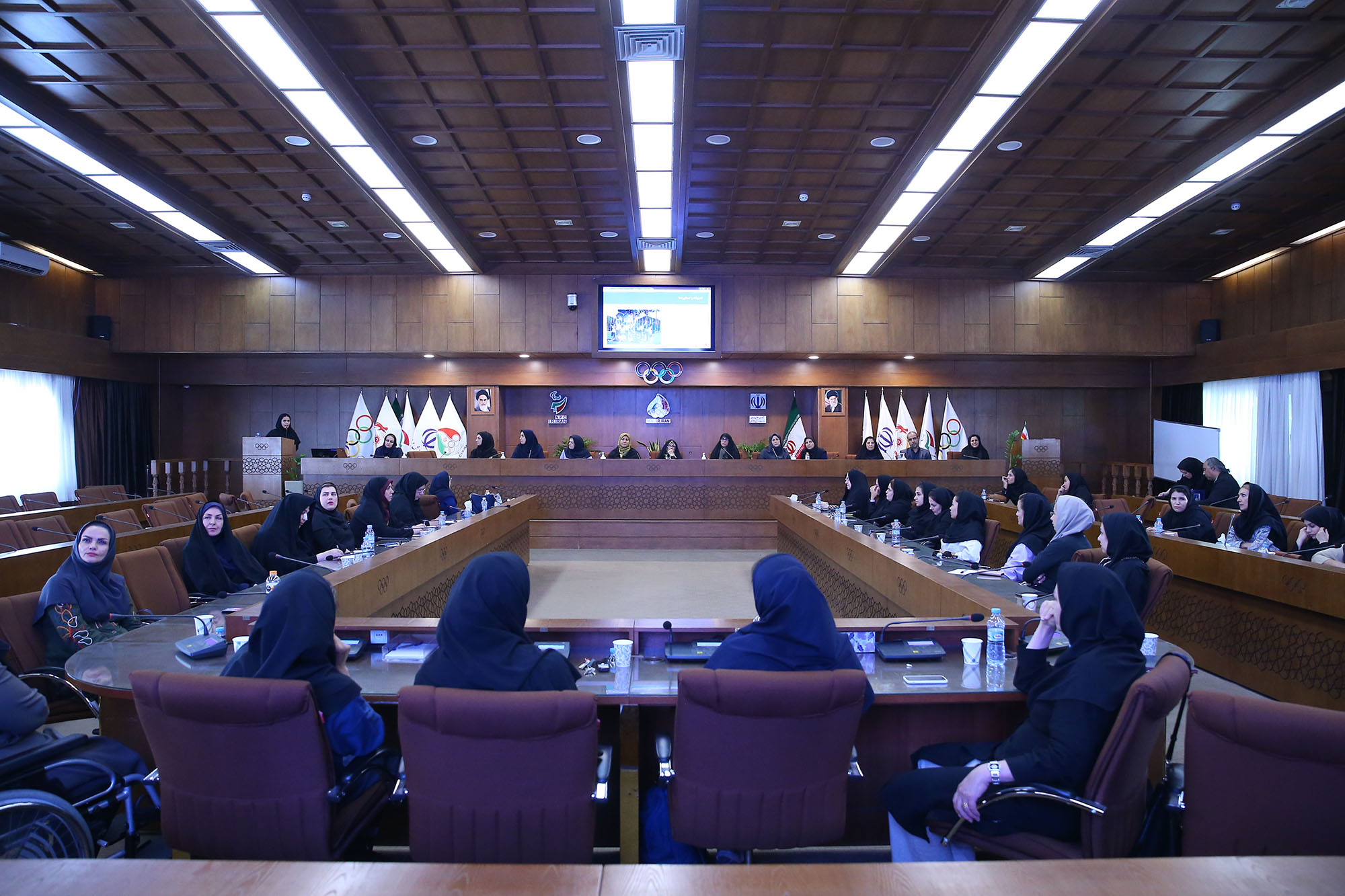 دوره مدیریت رهبری در ورزش زنان 2