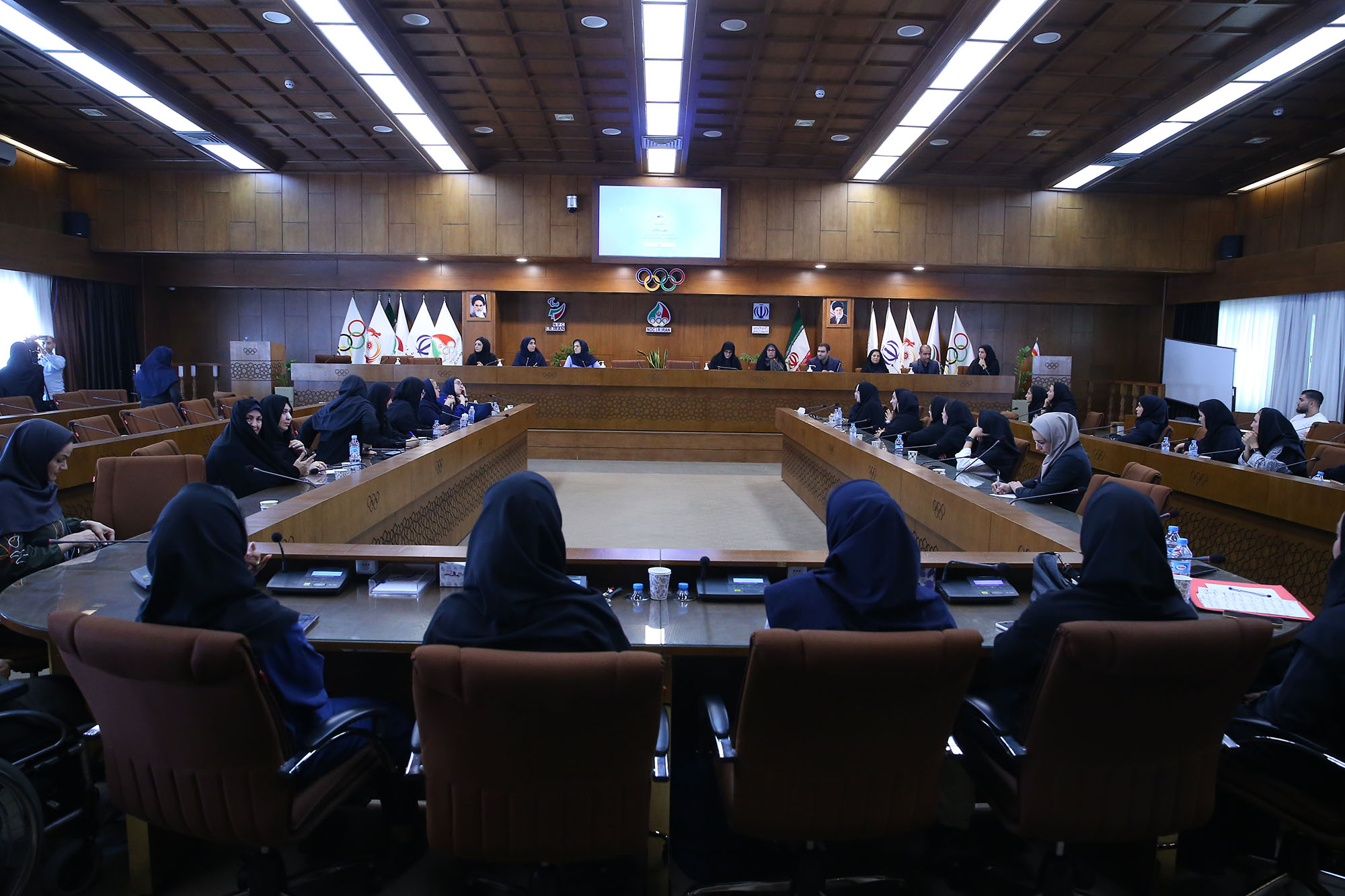 دوره مدیریت رهبری در ورزش زنان 6