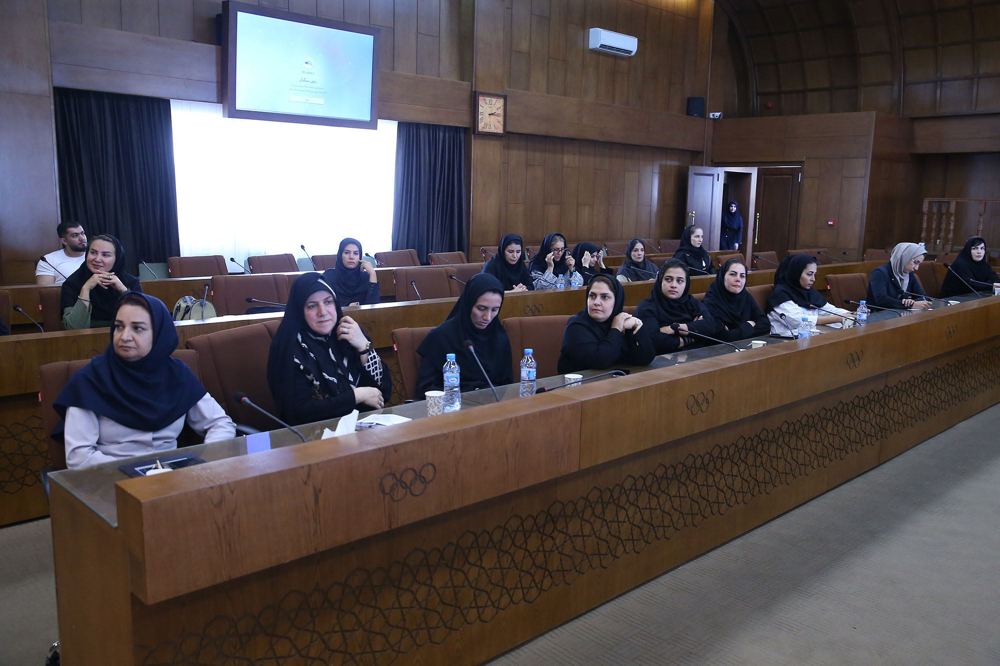 دوره مدیریت رهبری در ورزش زنان 8