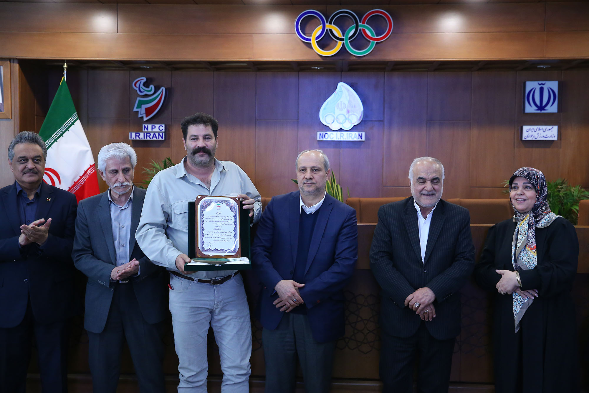 آیین تقدیر از قهرمانان و فعالان عرصه ورزش و محیط زیست 9