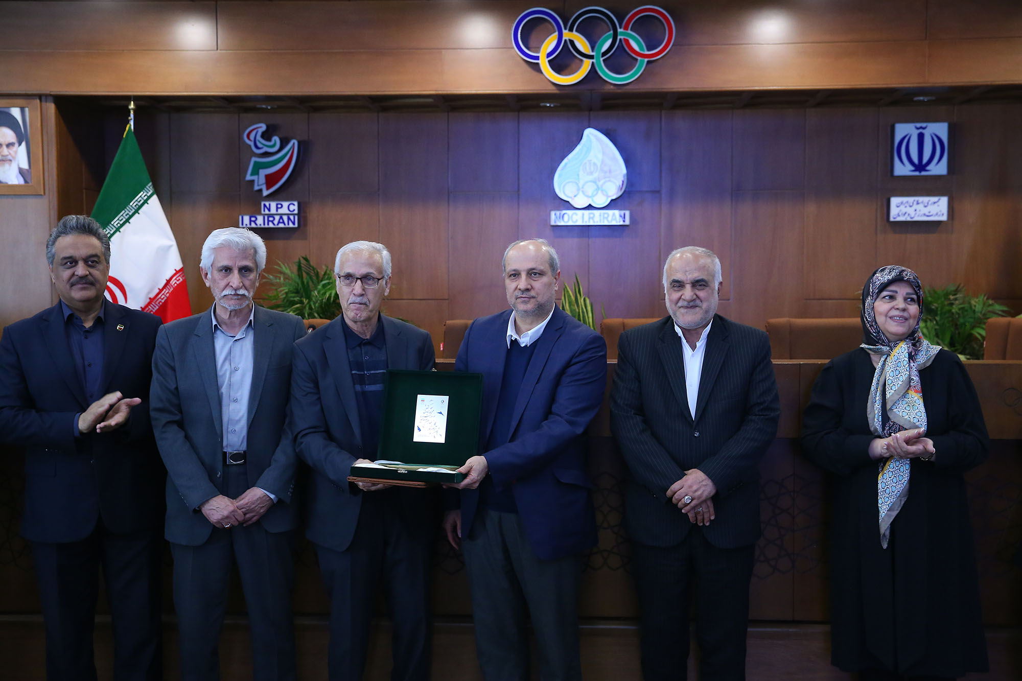 آیین تقدیر از قهرمانان و فعالان عرصه ورزش و محیط زیست 10