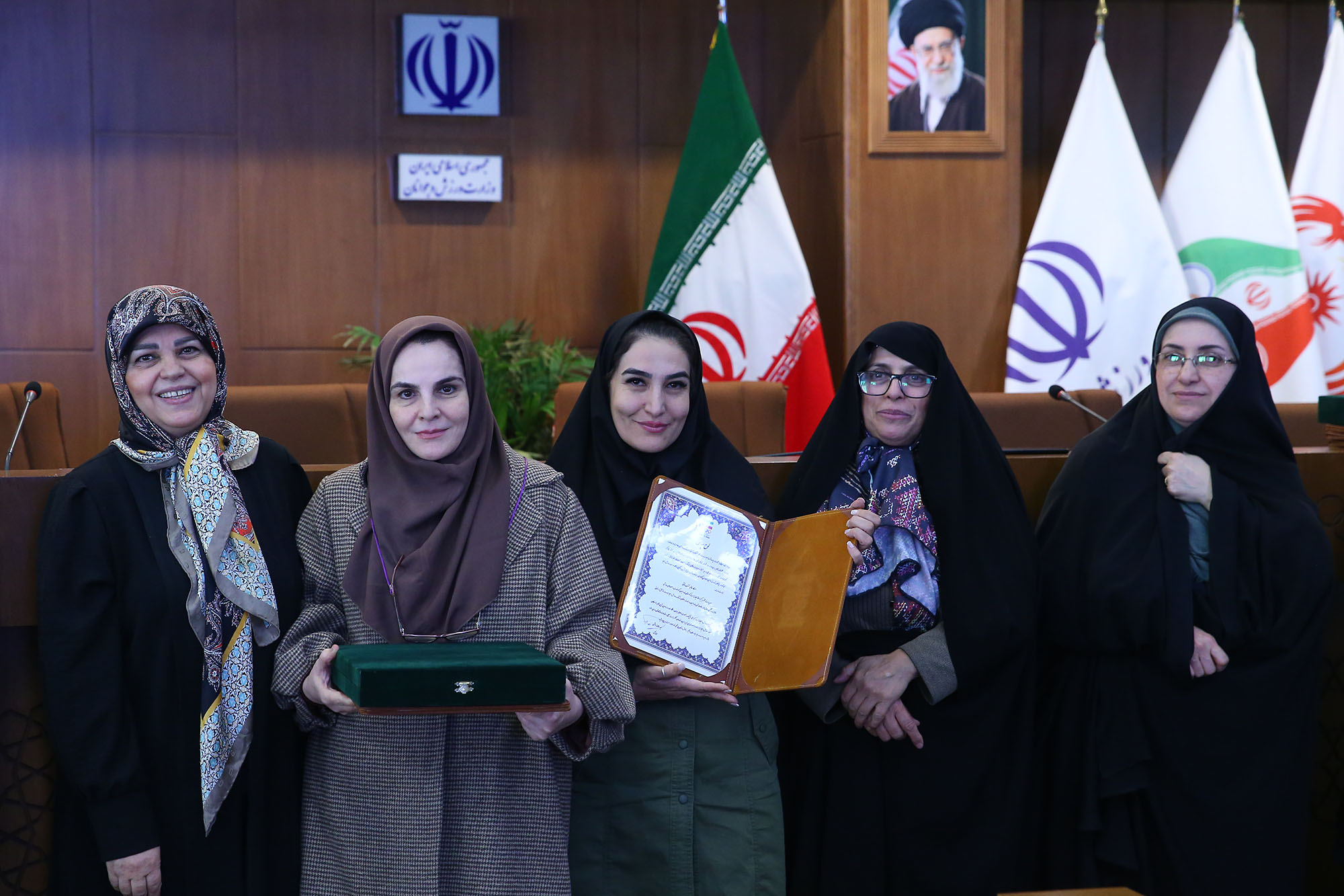 آیین تقدیر از قهرمانان و فعالان عرصه ورزش و محیط زیست 13