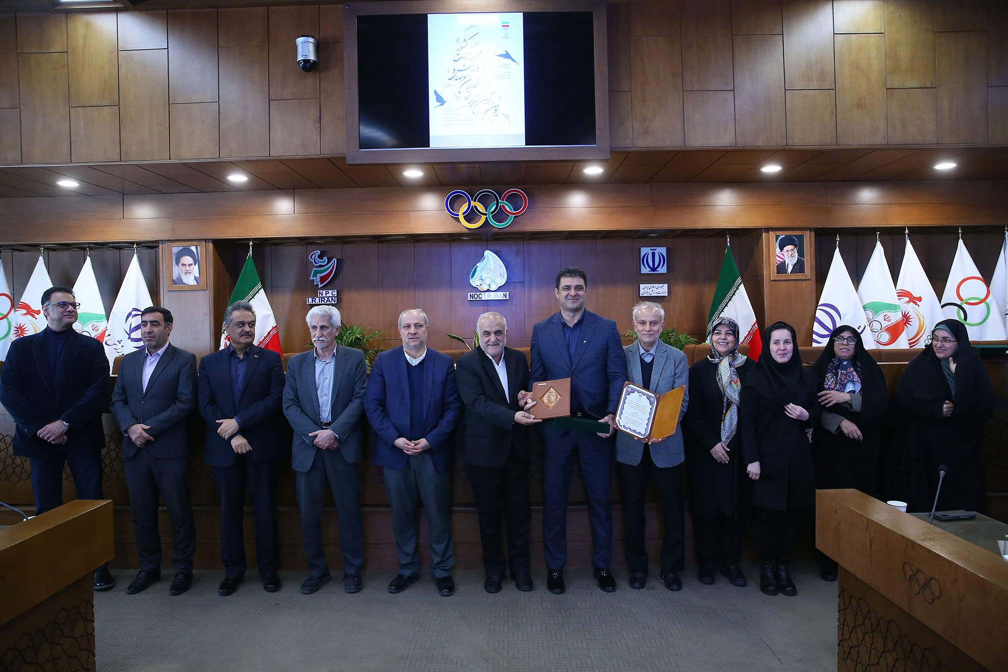 آیین تقدیر از قهرمانان و فعالان عرصه ورزش و محیط زیست 17