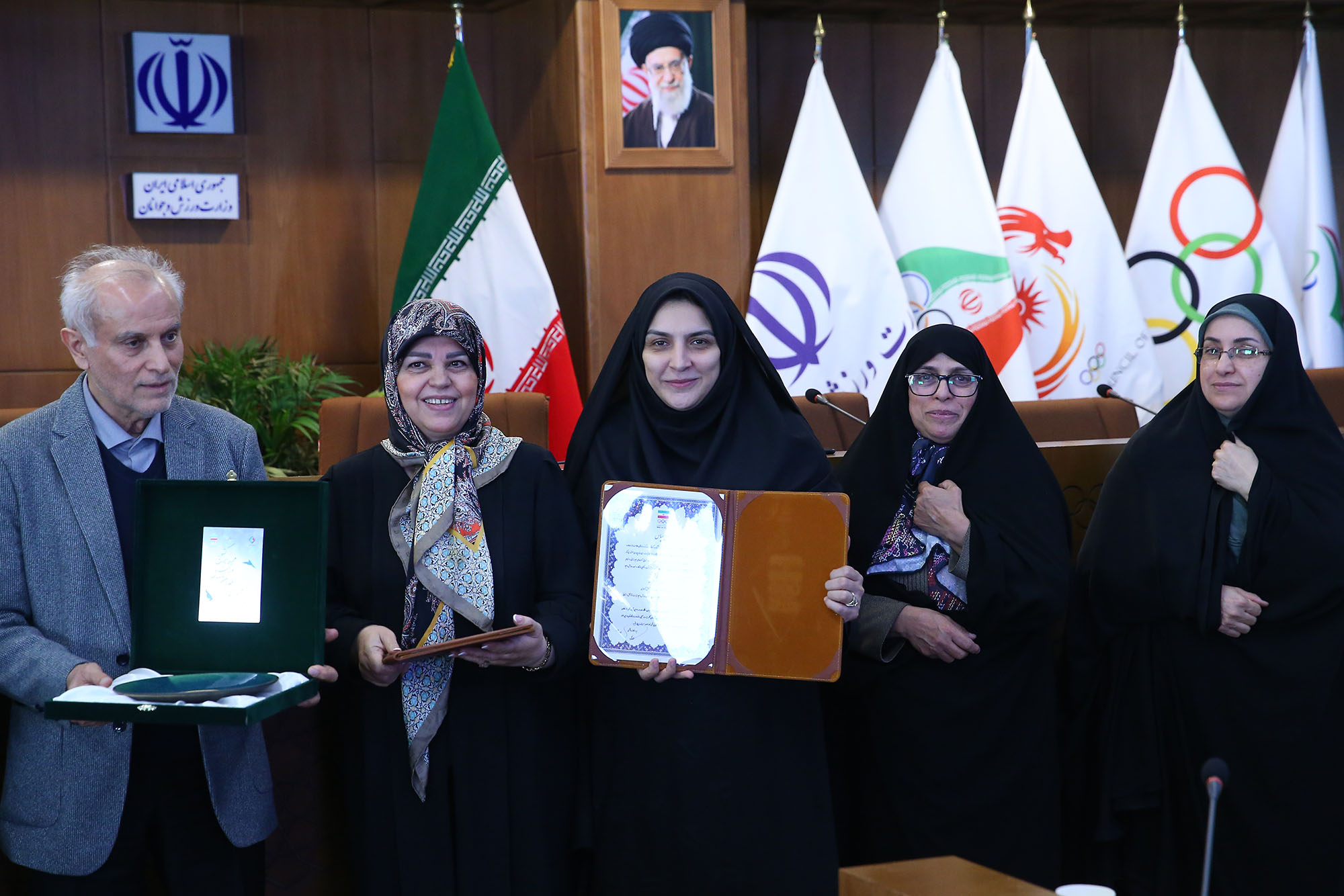 آیین تقدیر از قهرمانان و فعالان عرصه ورزش و محیط زیست 18