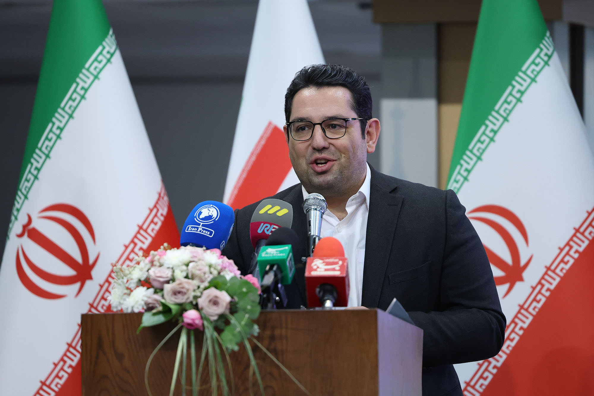 بزرگداشت شهدای ادیان الهی و مراسم تجلیل از خانواده شهدای ورزشکار 81