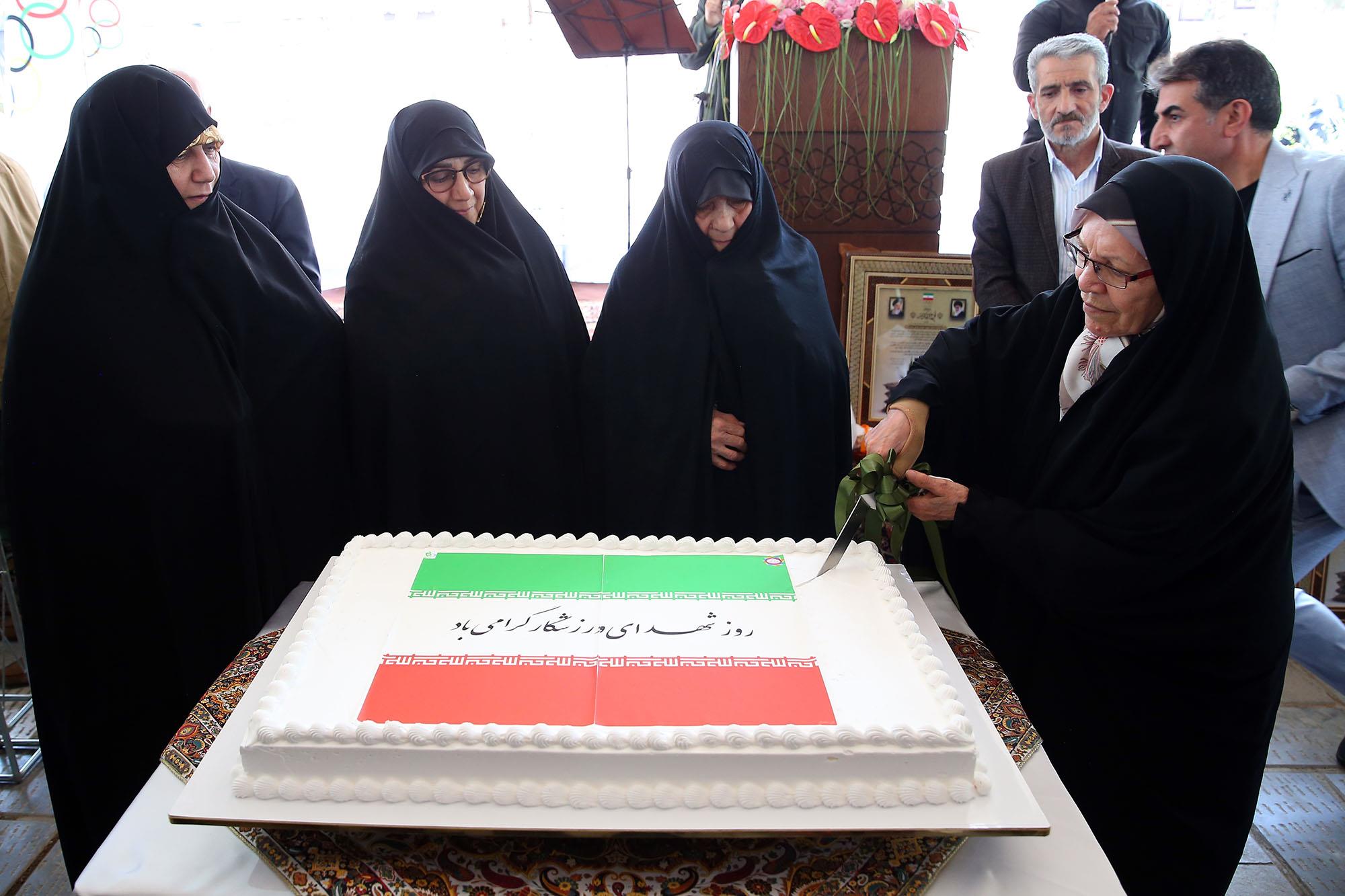 مراسم تجلیل از خانواده های شهدای ورزشکار شاخص کشور 21