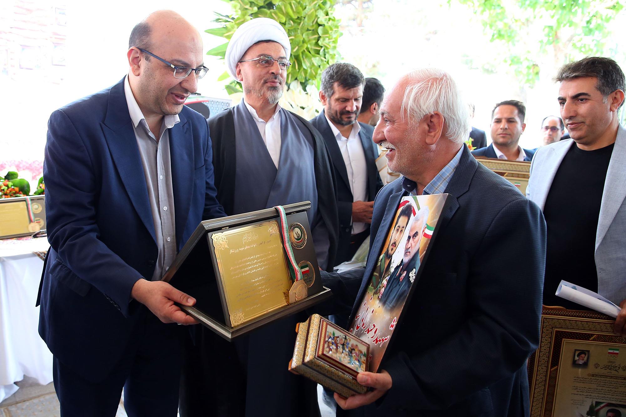 مراسم تجلیل از خانواده های شهدای ورزشکار شاخص کشور 25